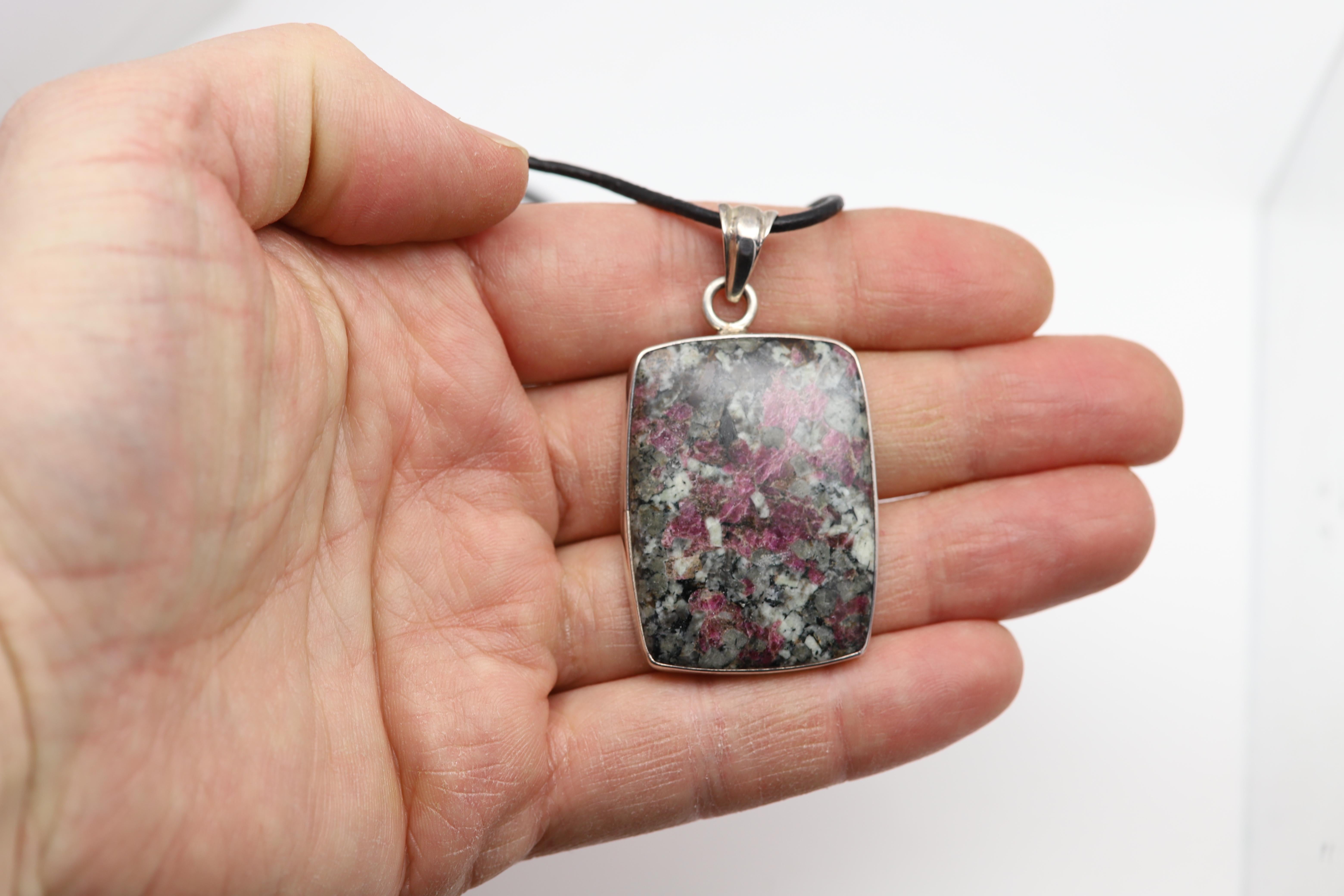 Ciondolo in pietra eudialitica naturale con collana in tonalità rossa e verde A. Silver in vendita 2