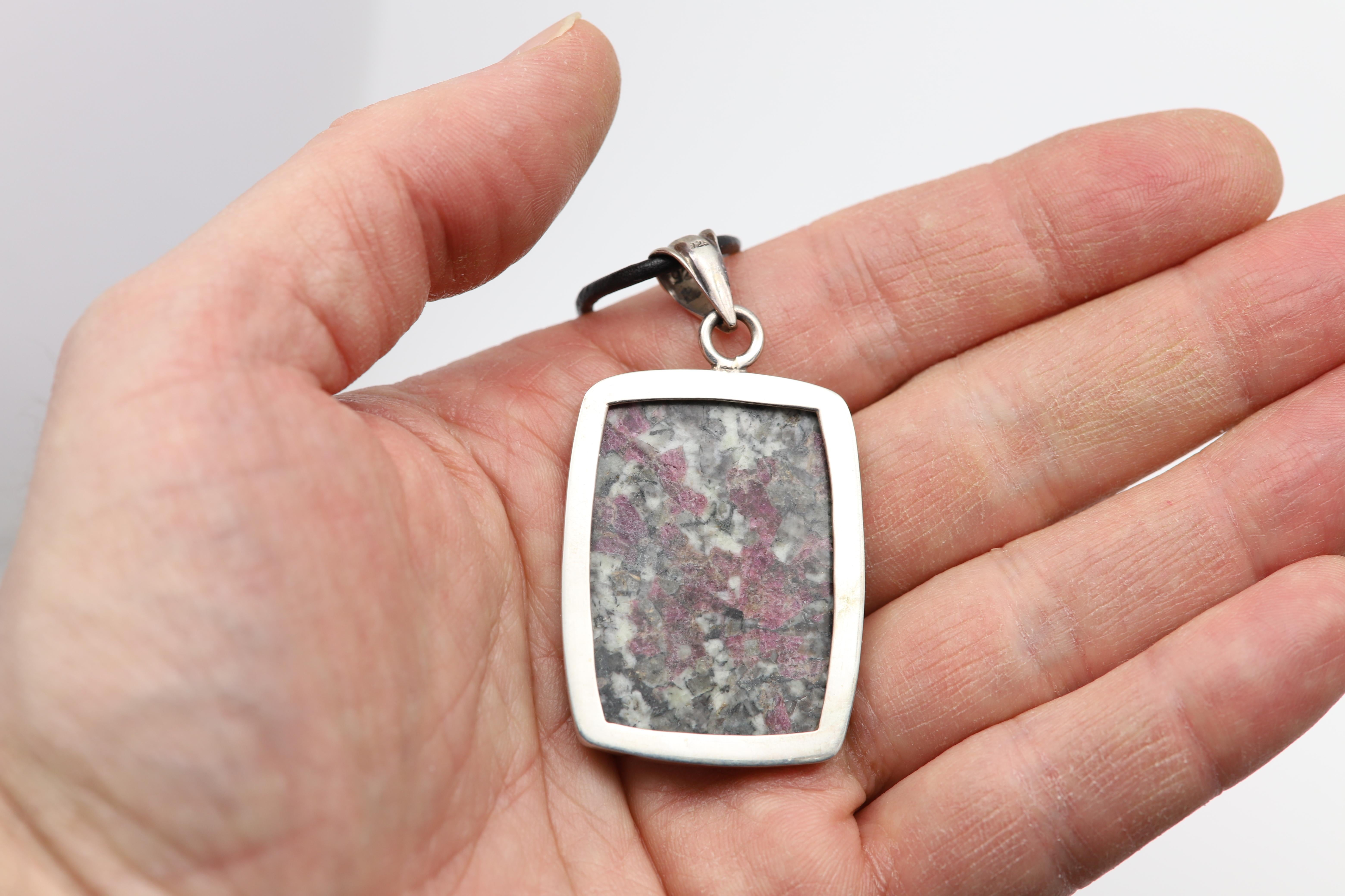 Ciondolo in pietra eudialitica naturale con collana in tonalità rossa e verde A. Silver in vendita 3