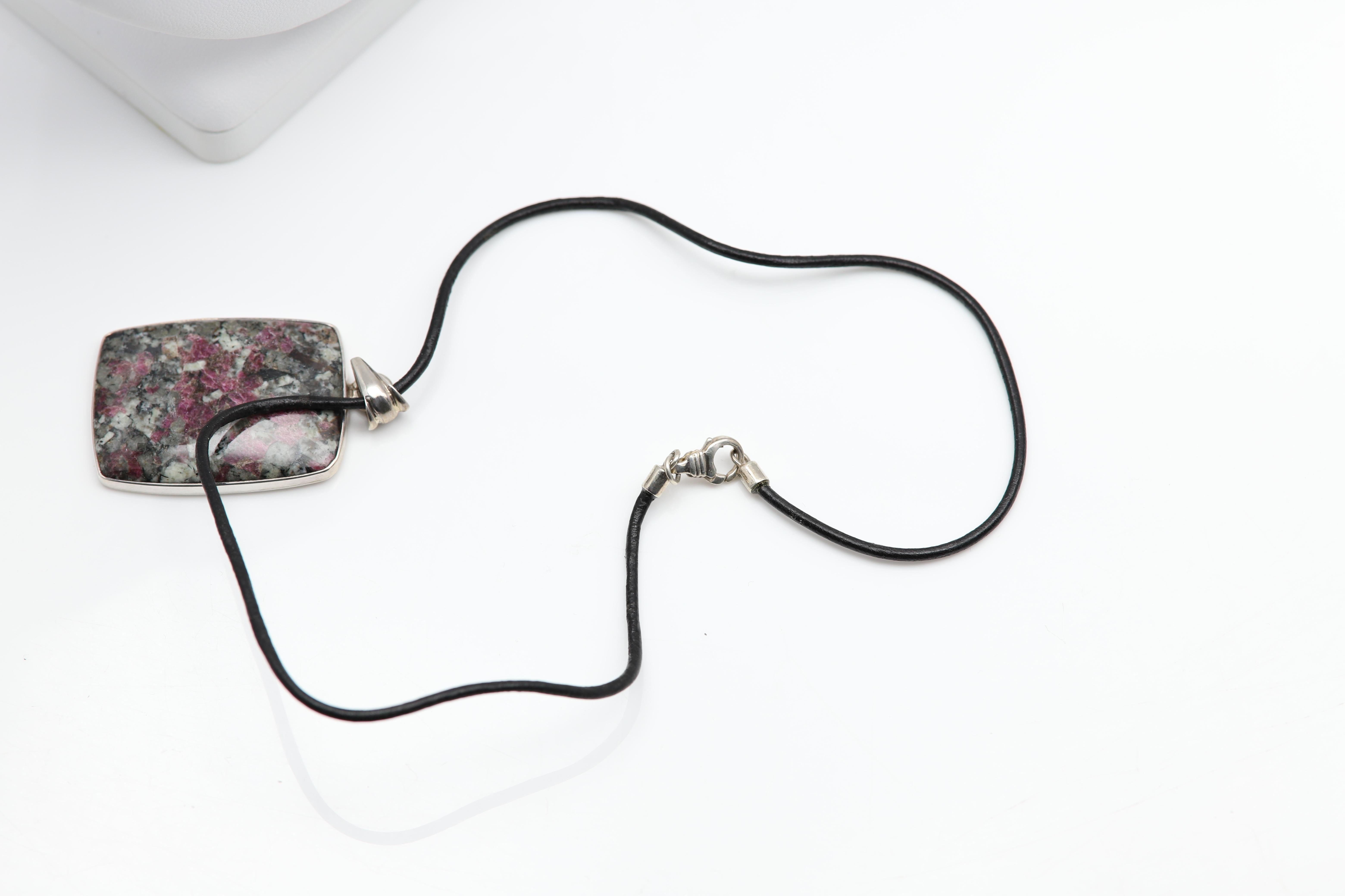 Ciondolo in pietra eudialitica naturale con collana in tonalità rossa e verde A. Silver in vendita 4