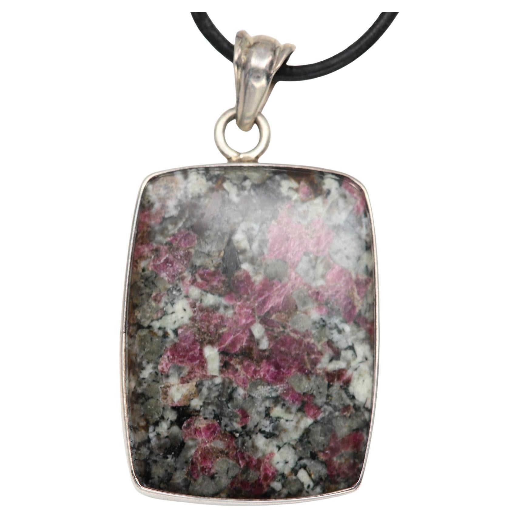 Ciondolo in pietra eudialitica naturale con collana in tonalità rossa e verde A. Silver in vendita