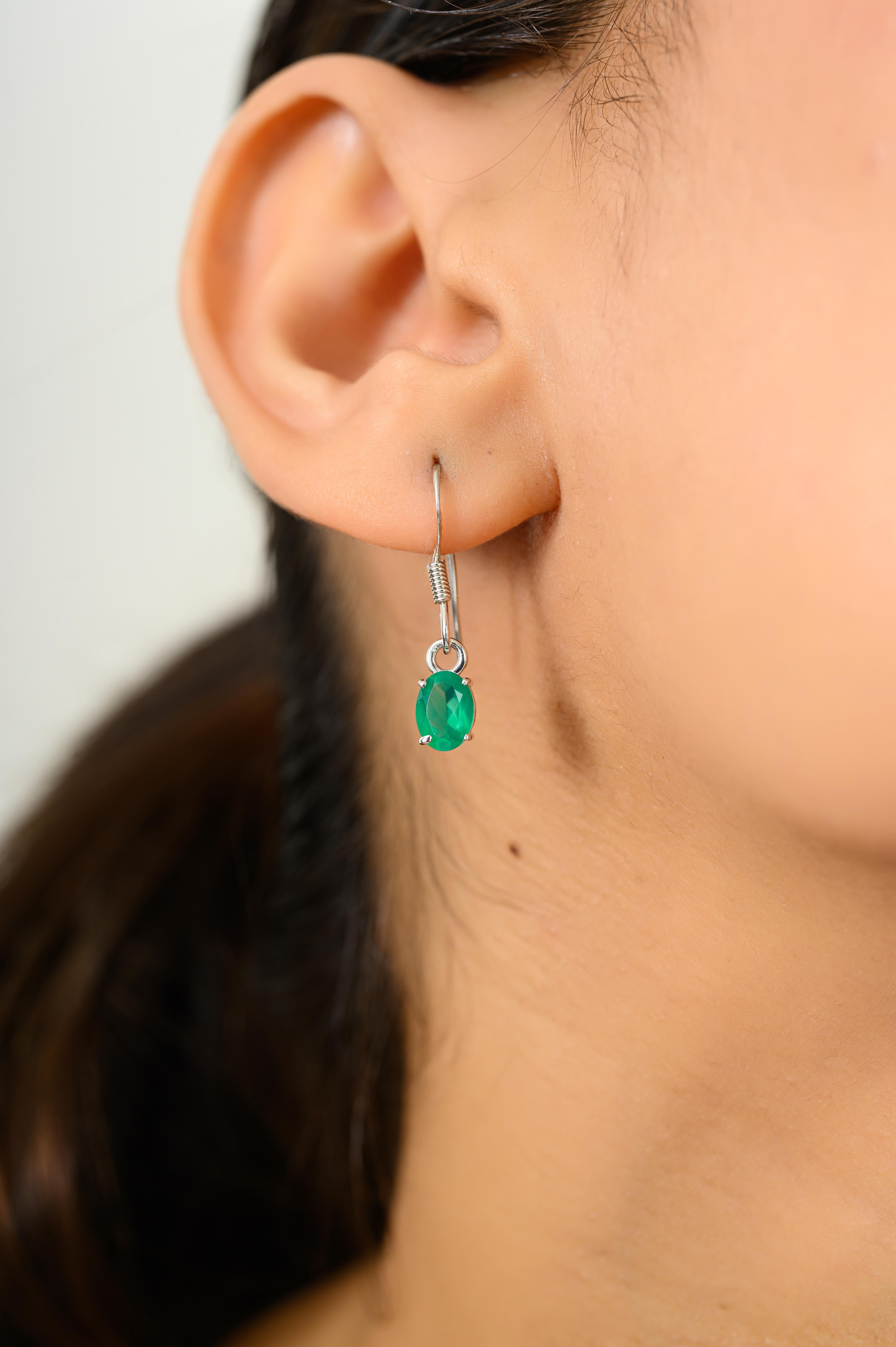 Questi orecchini a goccia di smeraldo Nature Everyday sono splendidi orecchini in argento sterling 925 con 1,5 carati di smeraldi verdi naturali. Ogni orecchino mostra un vivido smeraldo di taglio ovale incastonato in una montatura d'argento sicura