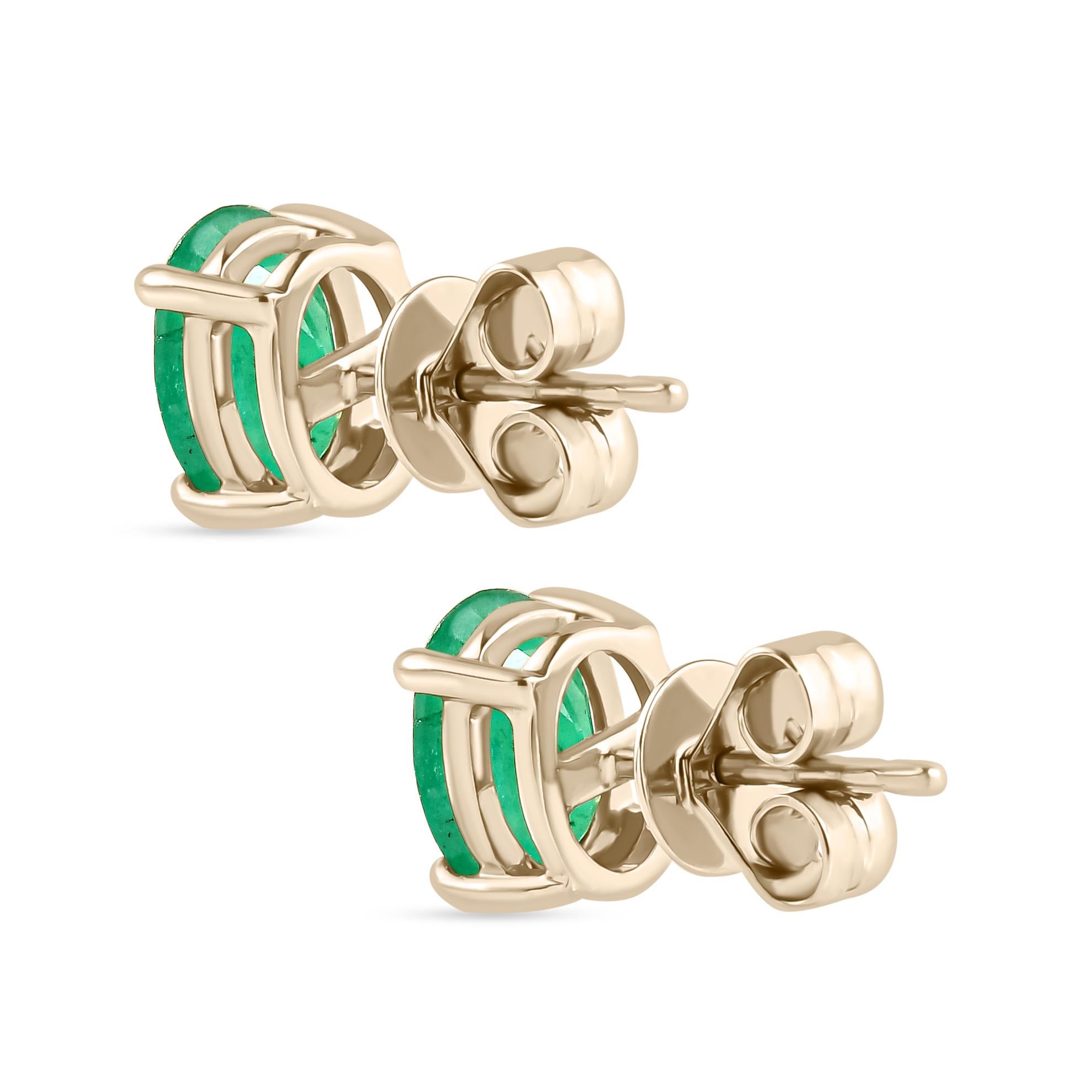 Natural Everyday Pair of Emerald Stud Earrings Gift for Her in 14k Yellow Gold In New Condition For Sale In New York, NY
