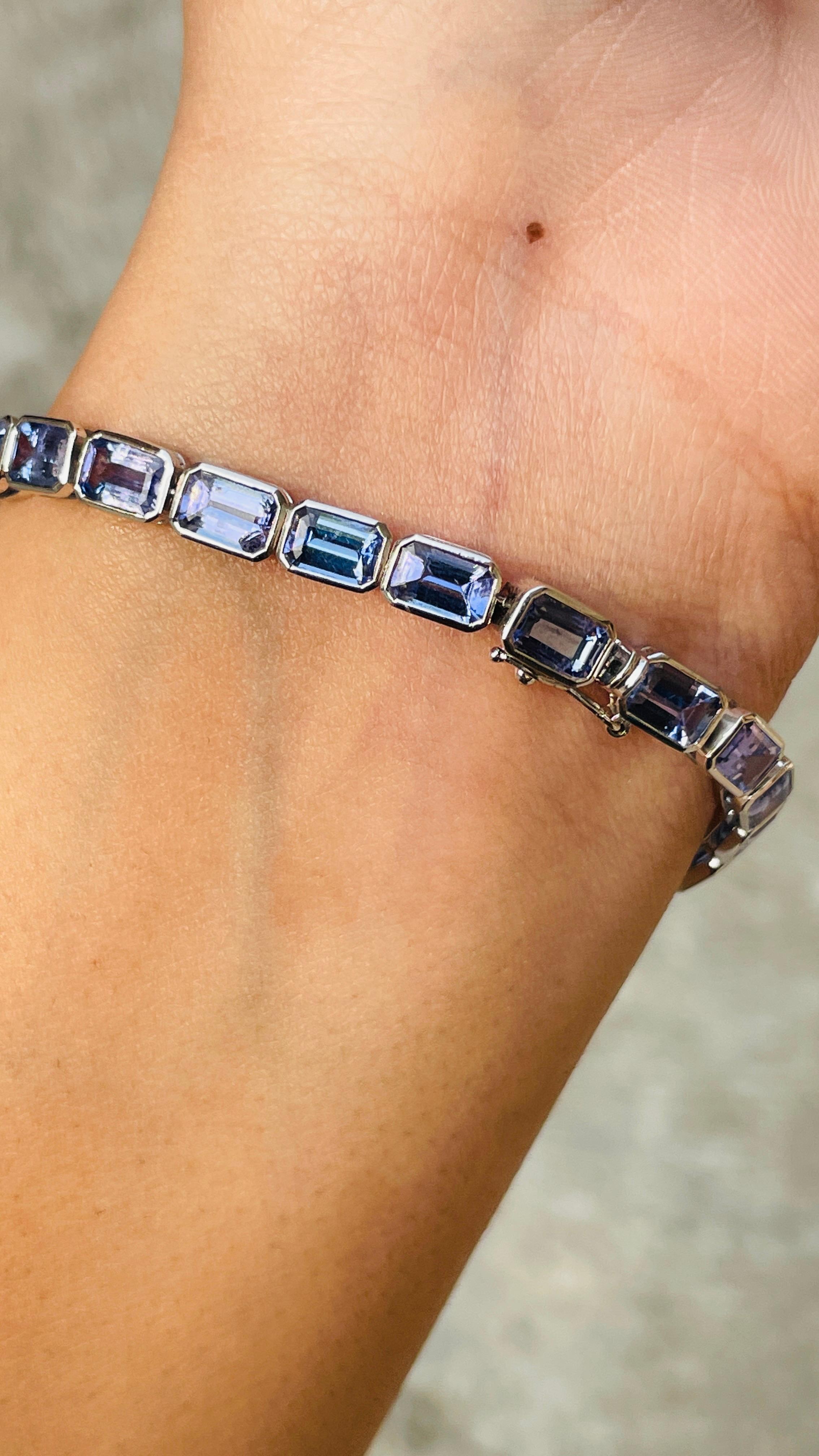 Bracelet en tanzanite et or 18 carats. Sa pierre précieuse de taille octogonale est parfaite pour vous mettre en valeur en toute occasion ou lors d'un événement. 
Un bracelet tennis est un bijou essentiel lorsqu'il s'agit de votre jour de mariage.