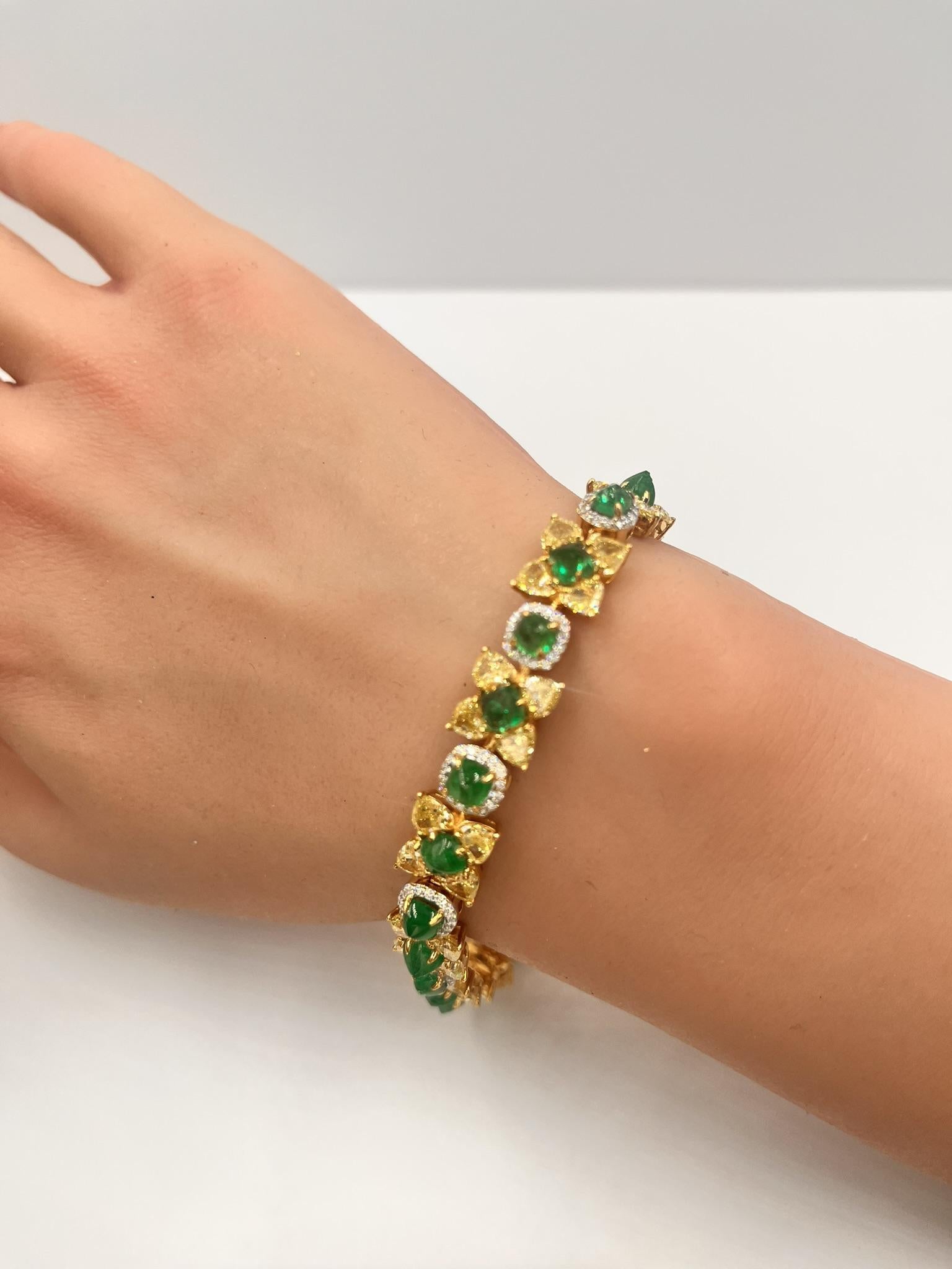 Natural Fancy 11.24 Carat Yellow Diamonds 8.18 Carat Columbian Emerald Bracelet For Sale 4