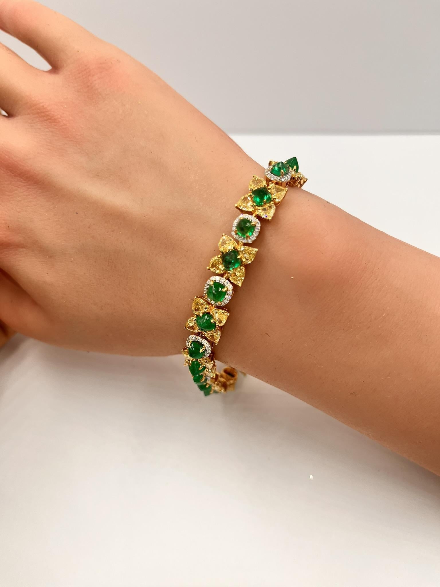 Natural Fancy 11.24 Carat Yellow Diamonds 8.18 Carat Columbian Emerald Bracelet For Sale 5
