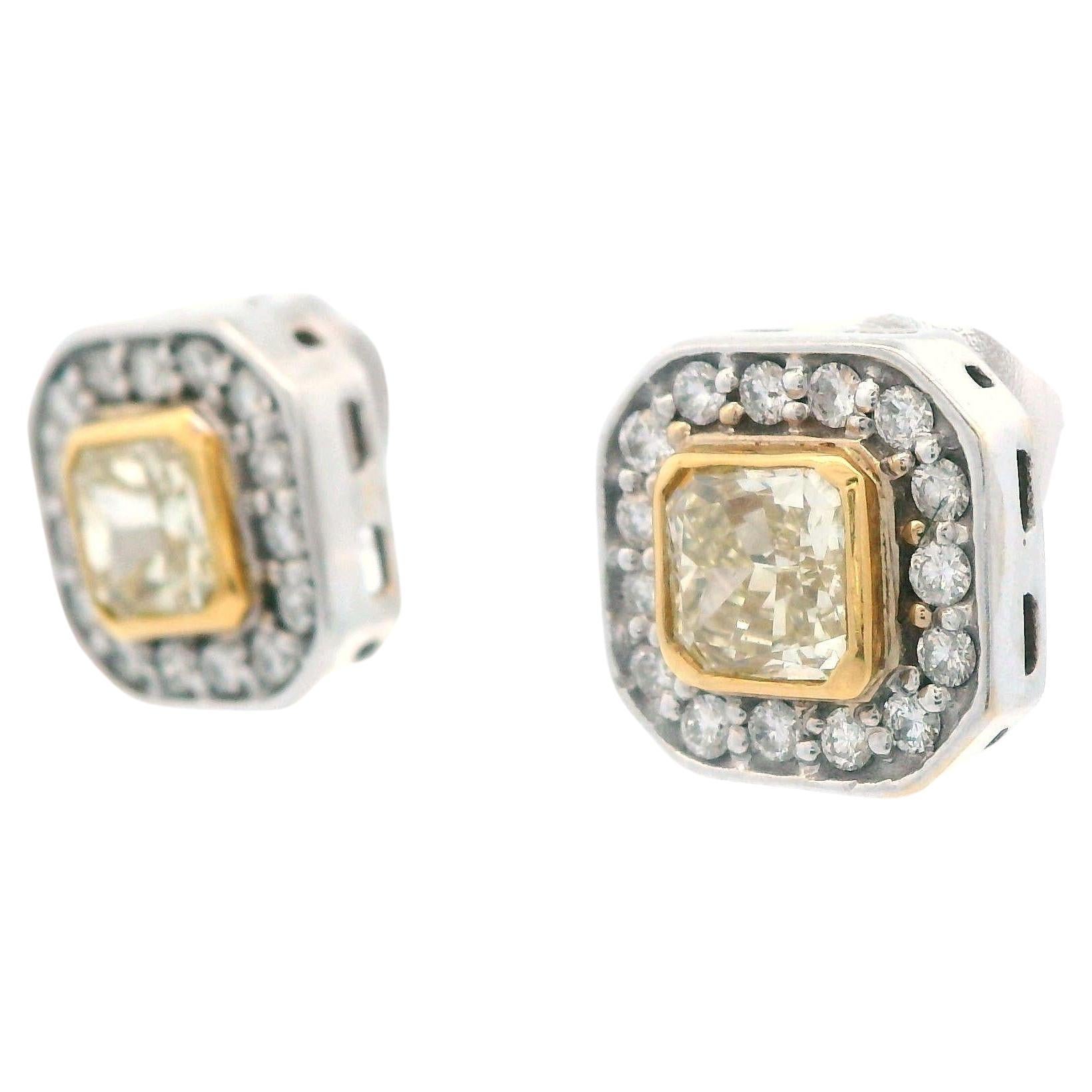 Dies ist ein Paar exquisiter zweifarbiger Diamant-Ohrstecker aus natürlichem 18-karätigem Gelb- und Weißgold. Die kontrastierenden Töne von Gelb- und Weißgold ergänzen sich gegenseitig  Sie sind das perfekte Paar Nieten für einen schicken Abend.