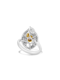 Anello con diamante marrone naturale fantasia e diamante taglio marquise in oro bianco
