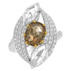 Anello con diamante marrone naturale fantasia e diamante taglio marquise in oro bianco
