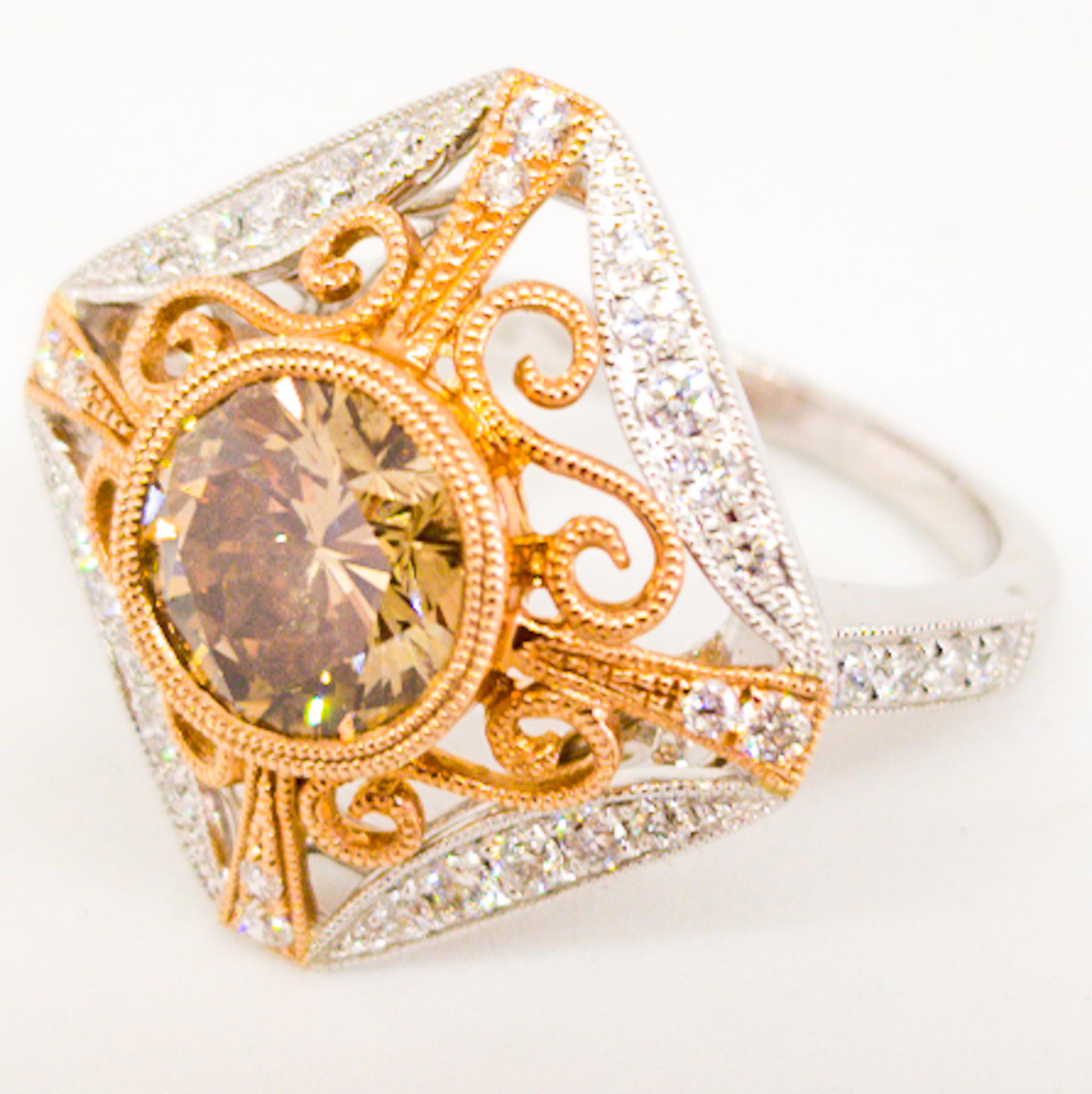 Anillo de diamantes champán fantasía natural 2,26 quilates Filigrana de oro blanco y rosa en venta 3