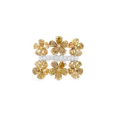 IGI Certificado Forma de Pera Diamante de Color Natural y Anillo de Cóctel de Diamantes Blancos