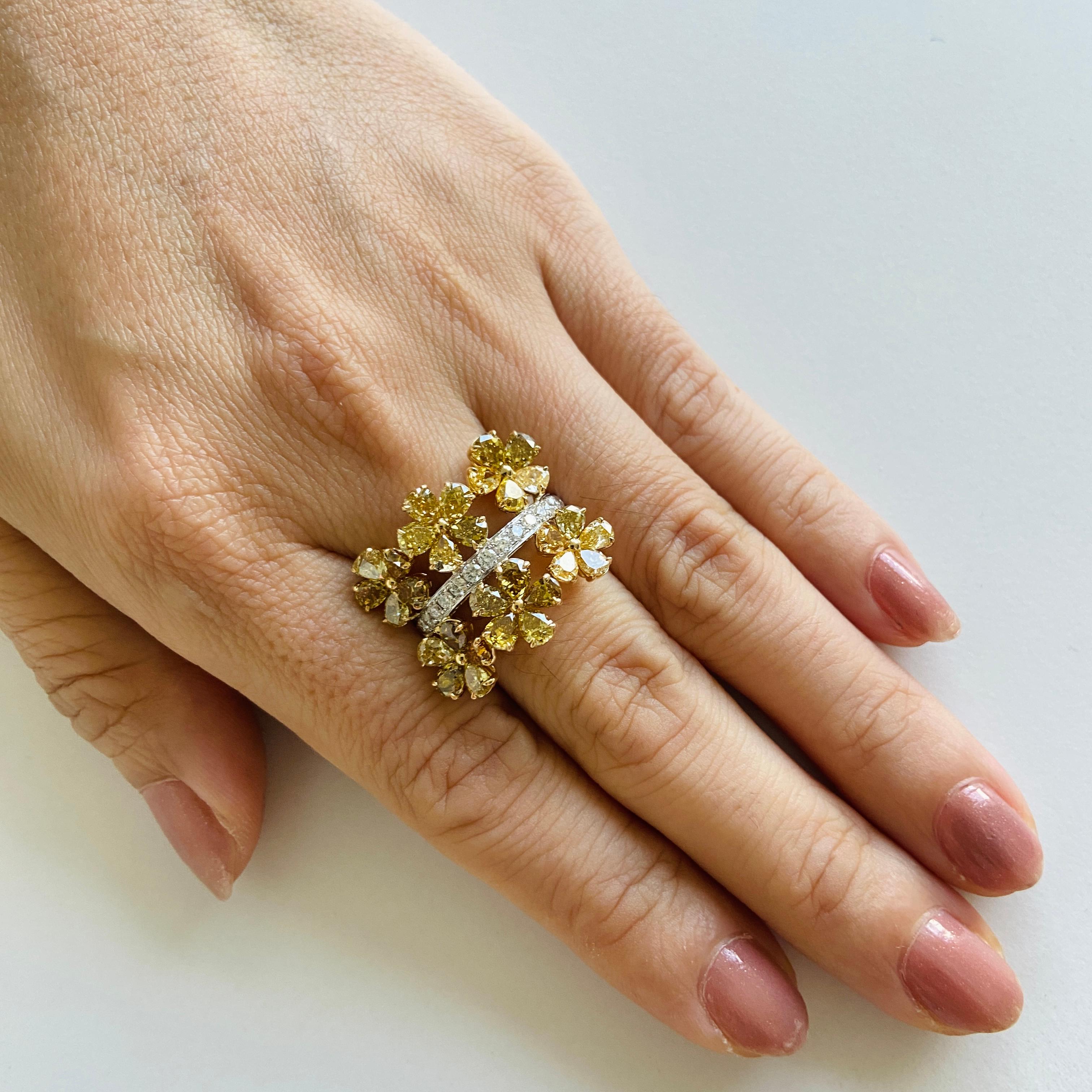 Natural Fancy Color Diamond Cocktail Ring In New Condition For Sale In Hong Kong, HK