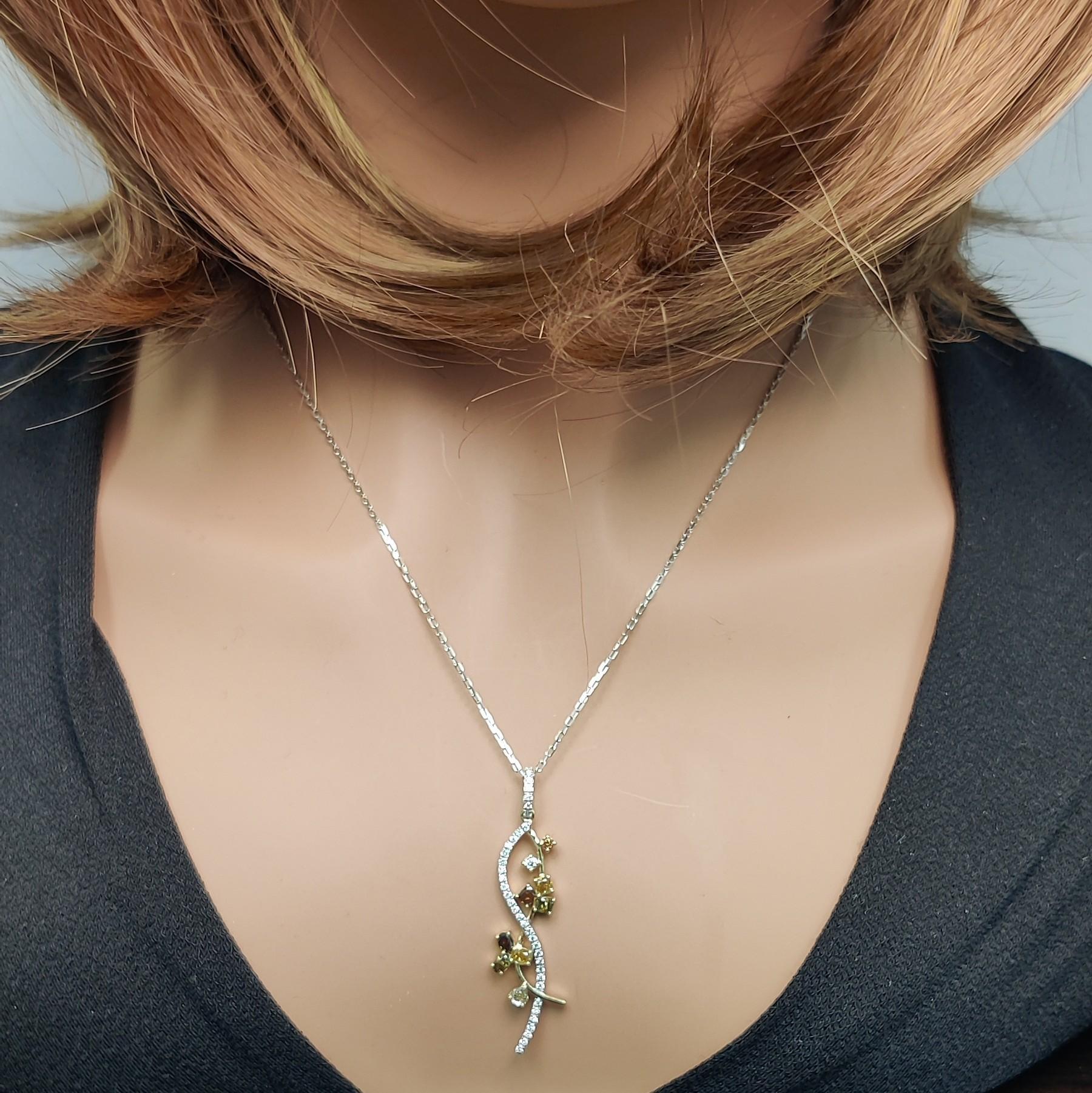 Ciondolo a goccia in oro con diamante naturale Fancy Color Mix da 0.98 carati TW In condizioni Nuovo in vendita a New York, NY
