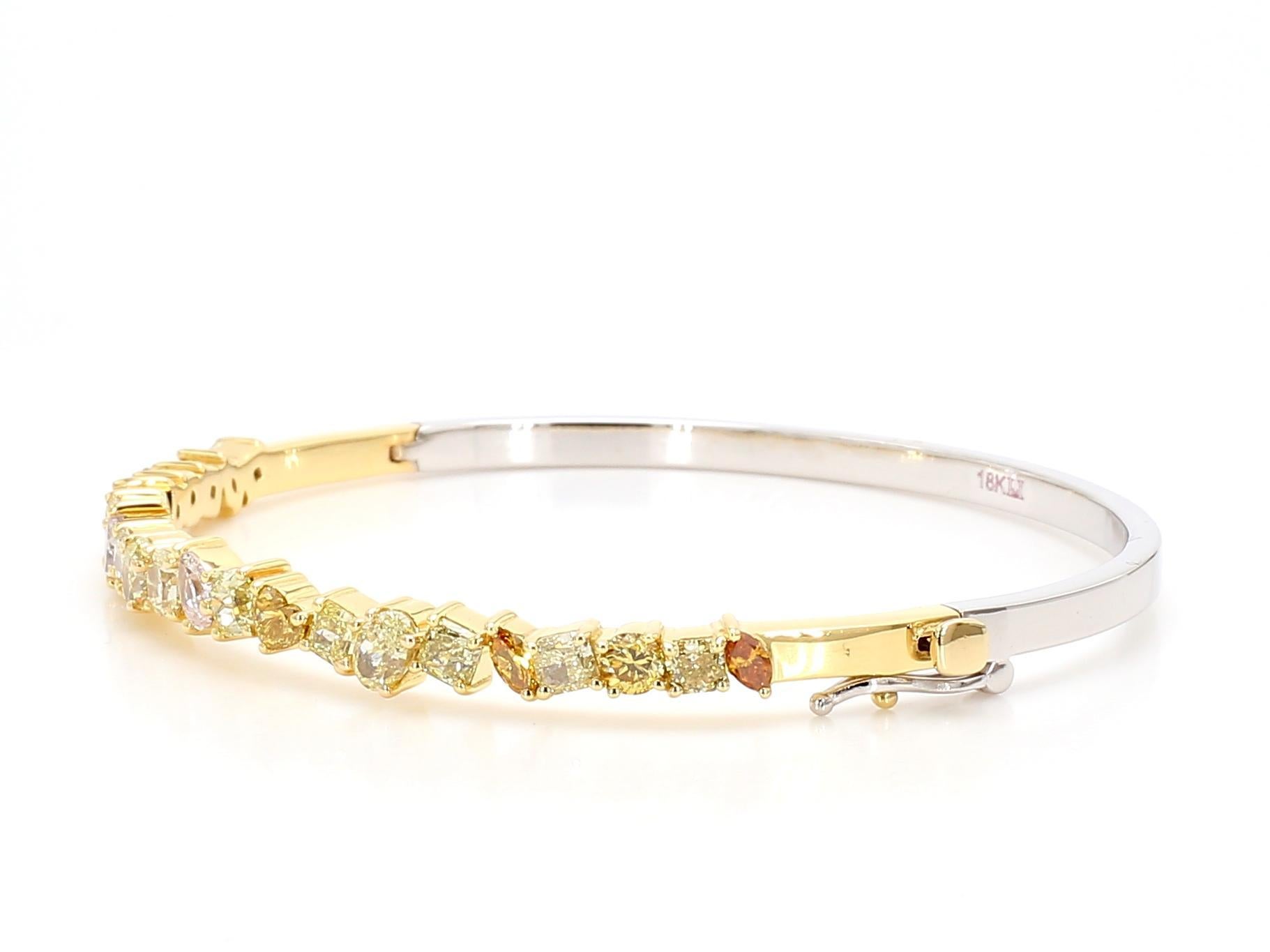 Das schöne Diamantarmband von RareGemWorld. Eingefasst in eine wunderschöne Fassung aus 18 Karat Gelb- und Weißgold mit 11 natürlichen gelben Diamanten im Strahlenschliff, 5 natürlichen gelben Diamanten im Mischschliff, 4 natürlichen orangefarbenen