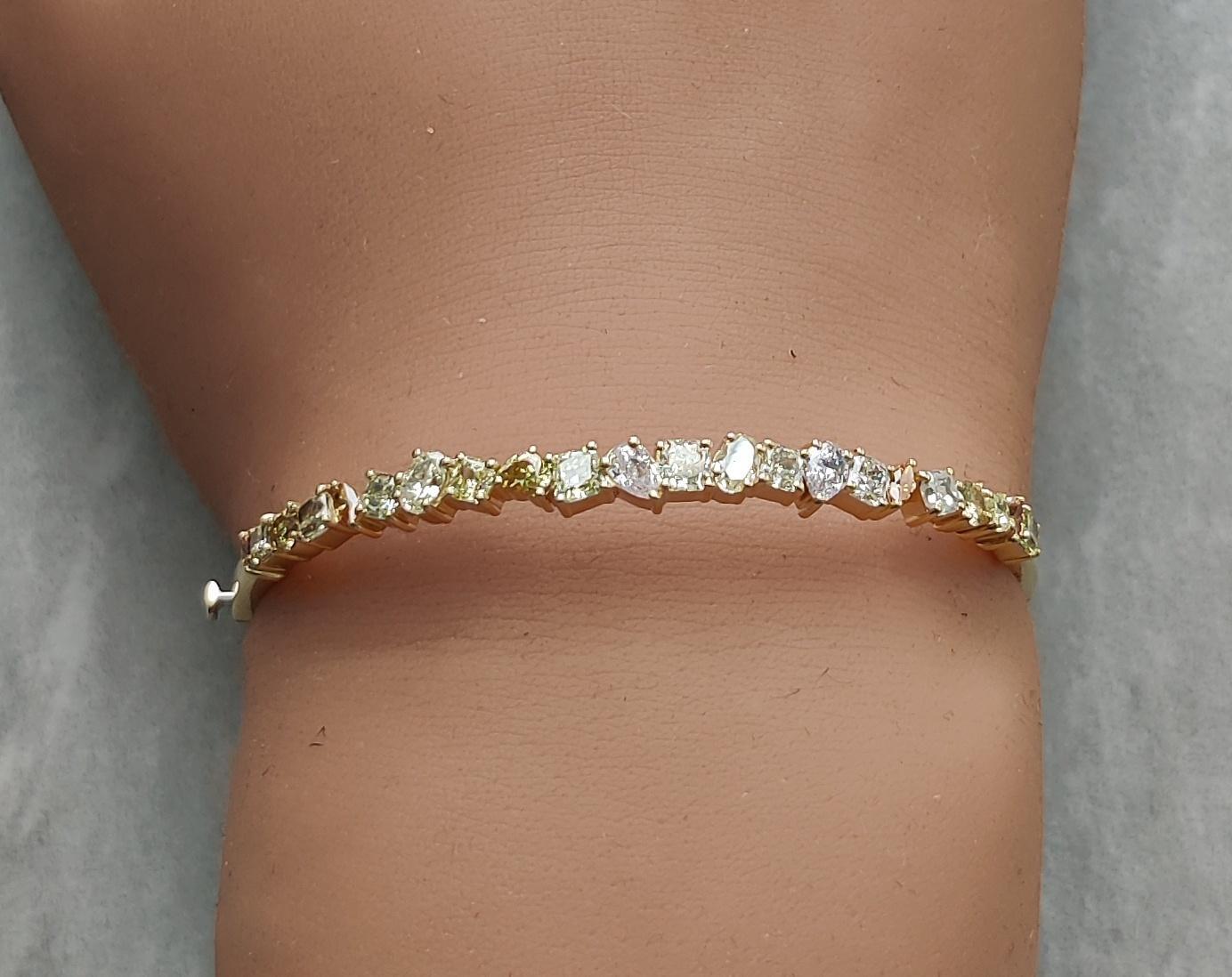 Manschettenarmband, natürlicher Fancy Color Mix Diamant 3.30 Karat TW Gold im Zustand „Neu“ im Angebot in New York, NY
