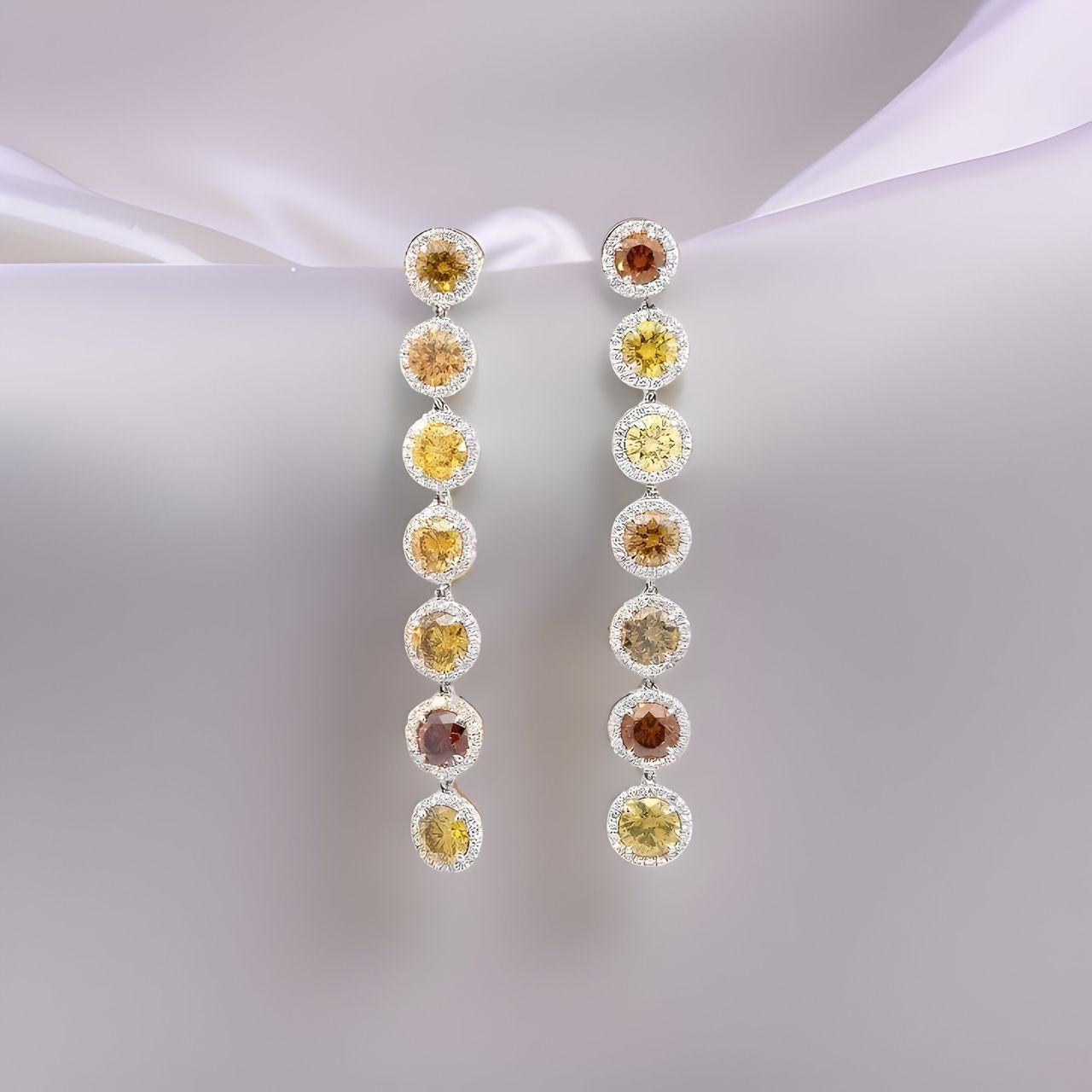 Atemberaubende und lebhafte gelbe, braune und orangefarbene Halo-Diamantohrringe in natürlicher Fancy-Farbe.
Runde Schliffe mit einem Gesamtgewicht von 6,75 Karat, akzentuiert durch Mikropflaster