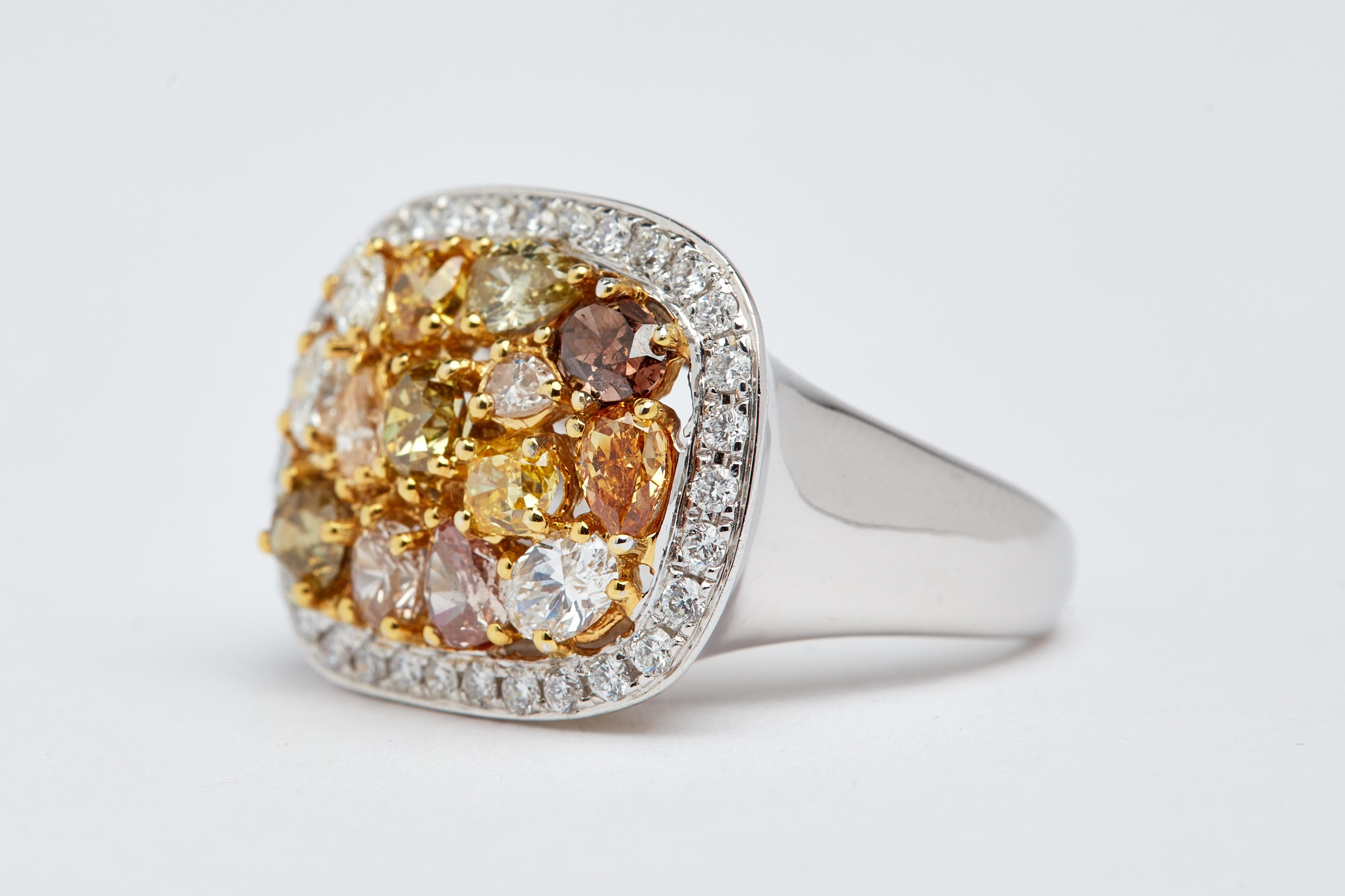14K Weiß- und Gelbgold Ring mit natürlichen fancy farbigen (ca. 2,25 Karat) und weißen (ca. 1,01 Karat)  diamanten. Ring der Größe 6 (änderbar)