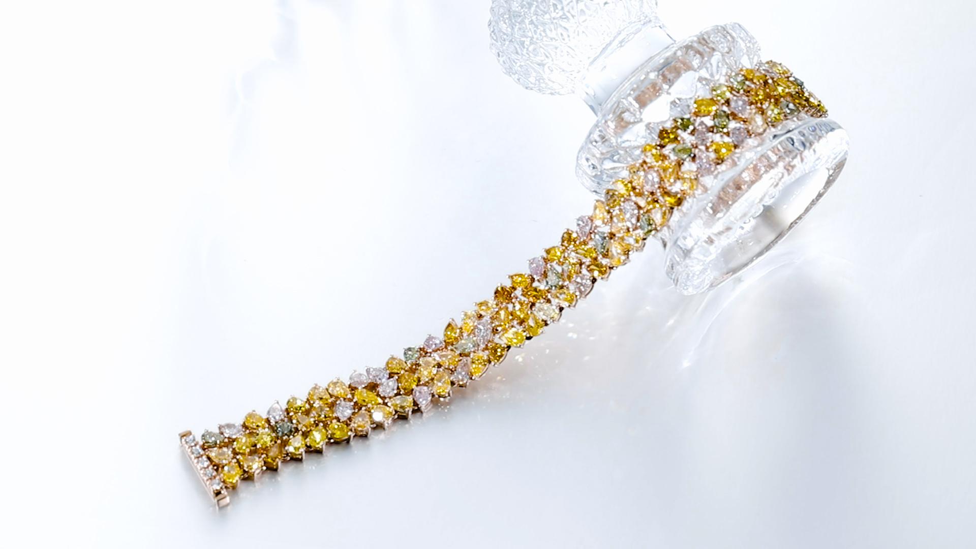 Armband mit natürlichen Fancy Color-Diamanten. im Zustand „Neu“ im Angebot in Hong Kong, HK