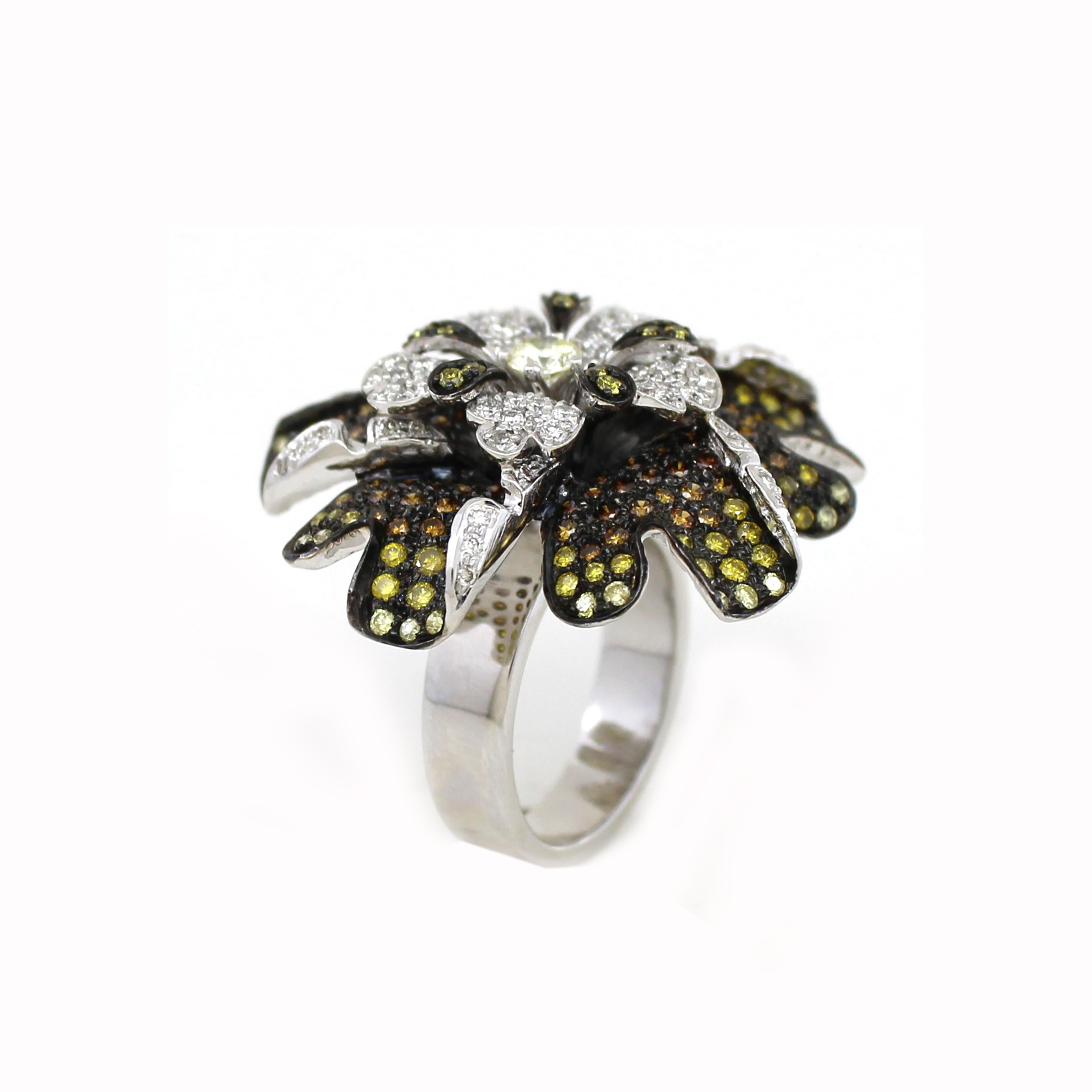 Artigiano Anello floreale con diamante Nature Fancy Colour in vendita