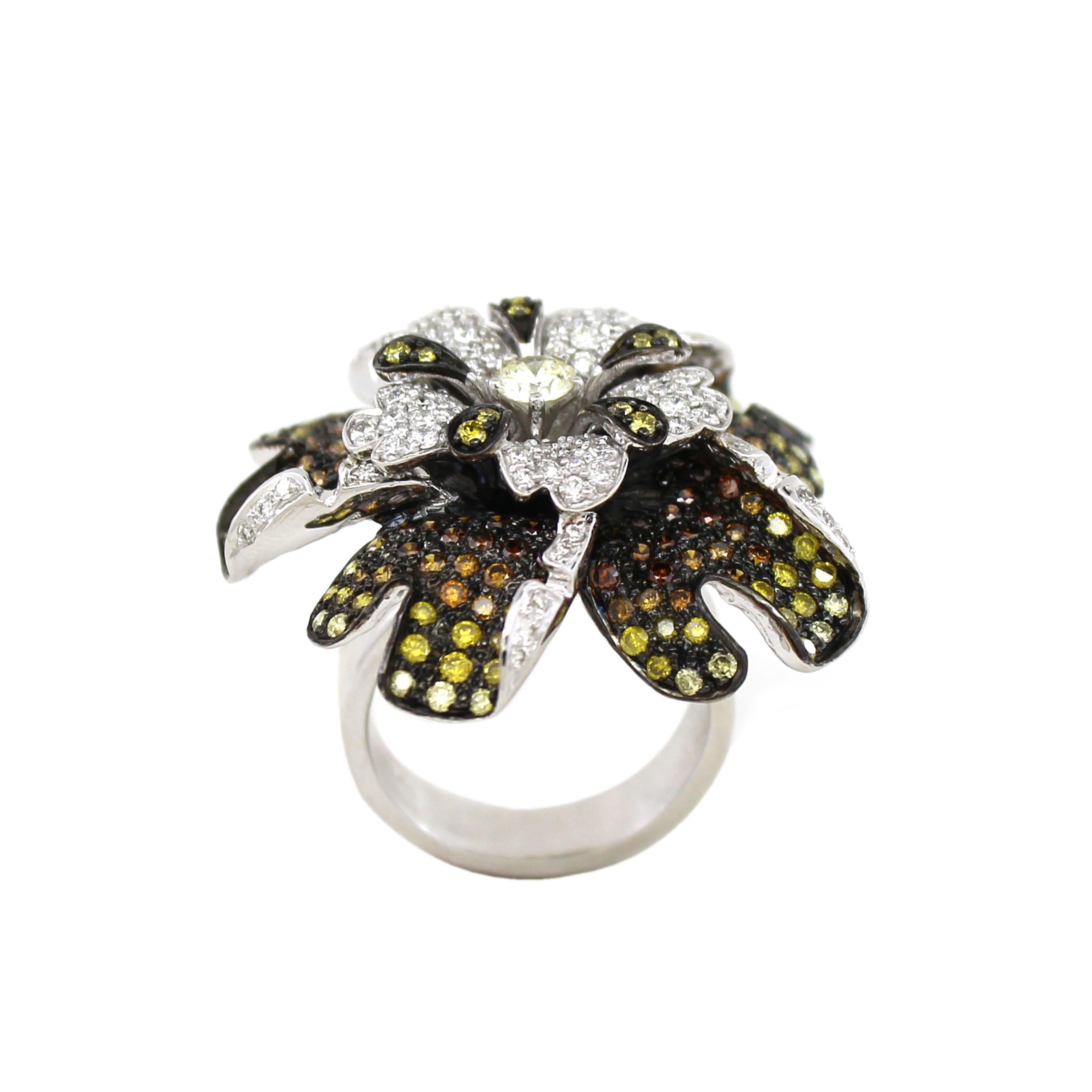 Taglio rotondo Anello floreale con diamante Nature Fancy Colour in vendita