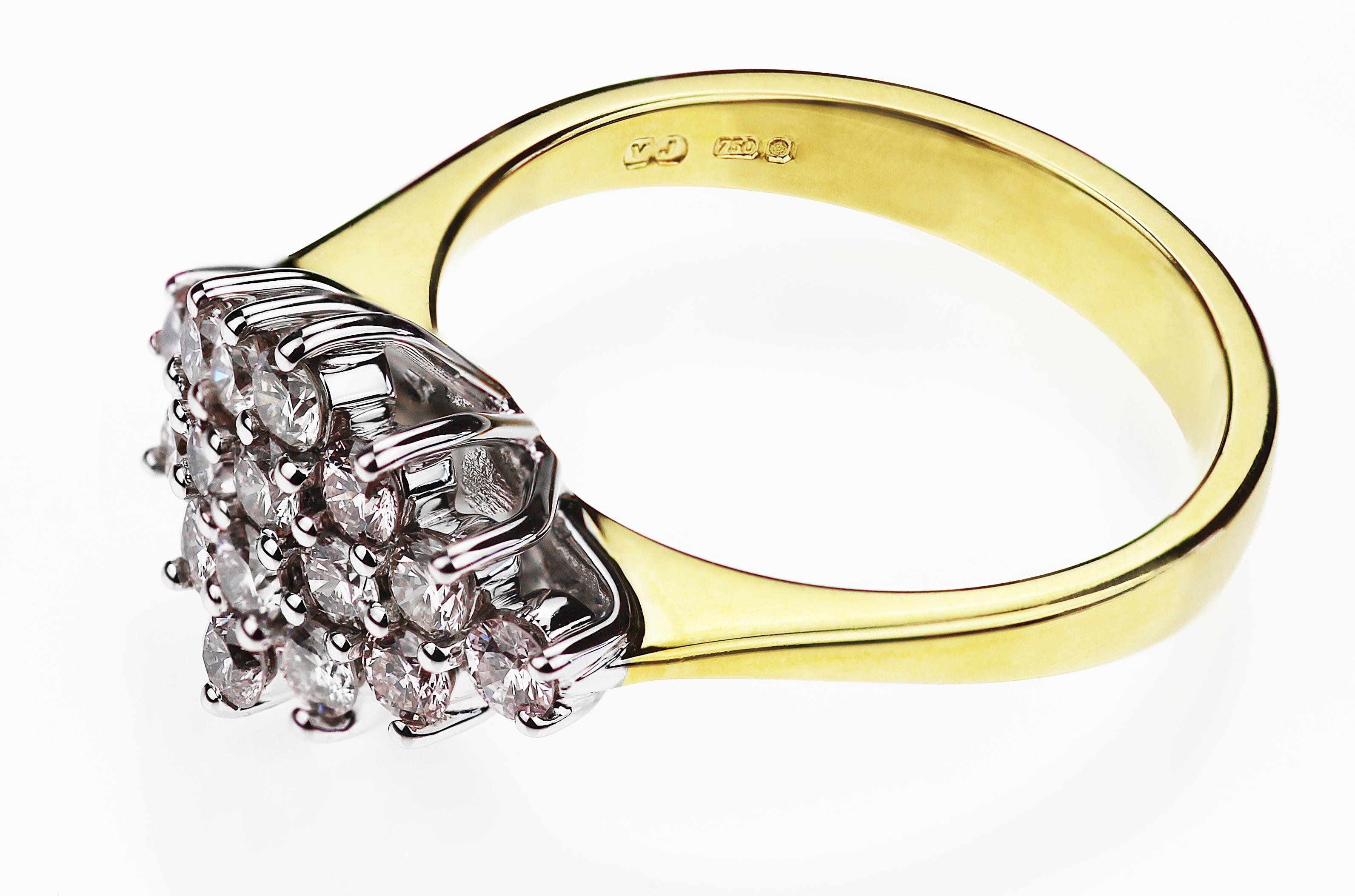 Natürlicher Fancy Pink Diamond, Cluster-Ring aus 18K Weiß- und Gelbgold (Moderne) im Angebot