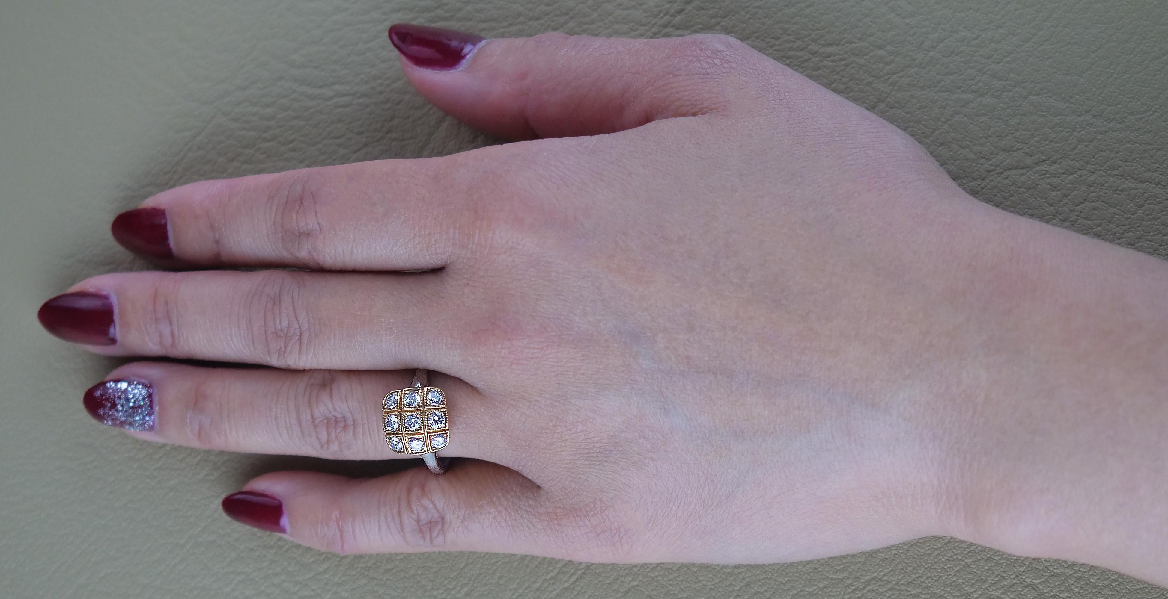 Accattivante anello quadrato con diamante rosa incastonato in oro bianco e rosa 18 carati, composto da una splendida tavola 3x3 con angoli arrotondati di 9 scintillanti diamanti tondi taglio brillante su una base in oro rosa fuso, il tutto su una