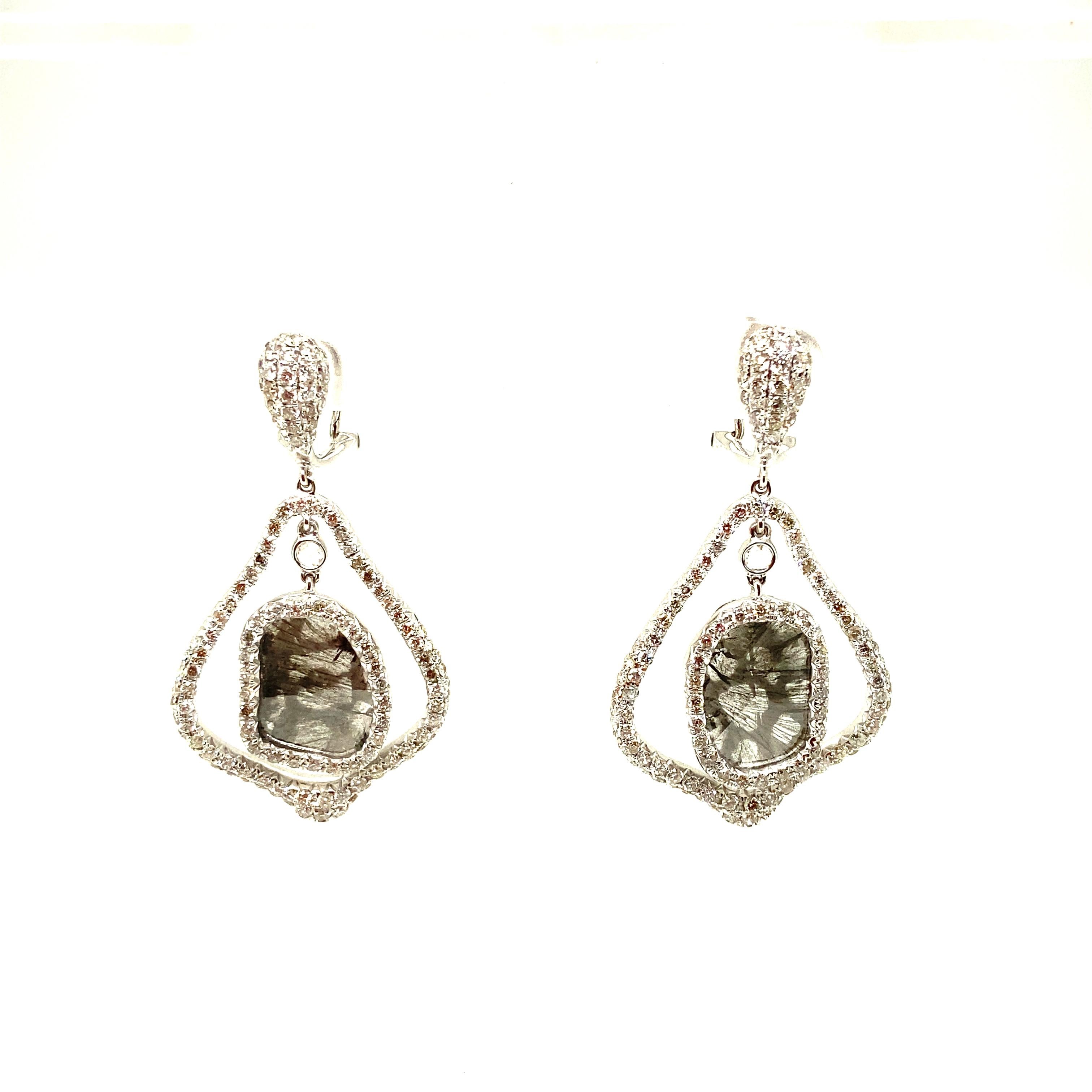 Natürlicher Fancy-Diamant und weißer Diamant Gelbgold-Ohrringe:

Dieses einzigartige Paar Ohrringe besteht aus zwei natürlichen, farbigen Diamanten mit einem Gewicht von 3,54 Karat, die von weißen, runden Brillanten mit einem Gewicht von 2,50 Karat