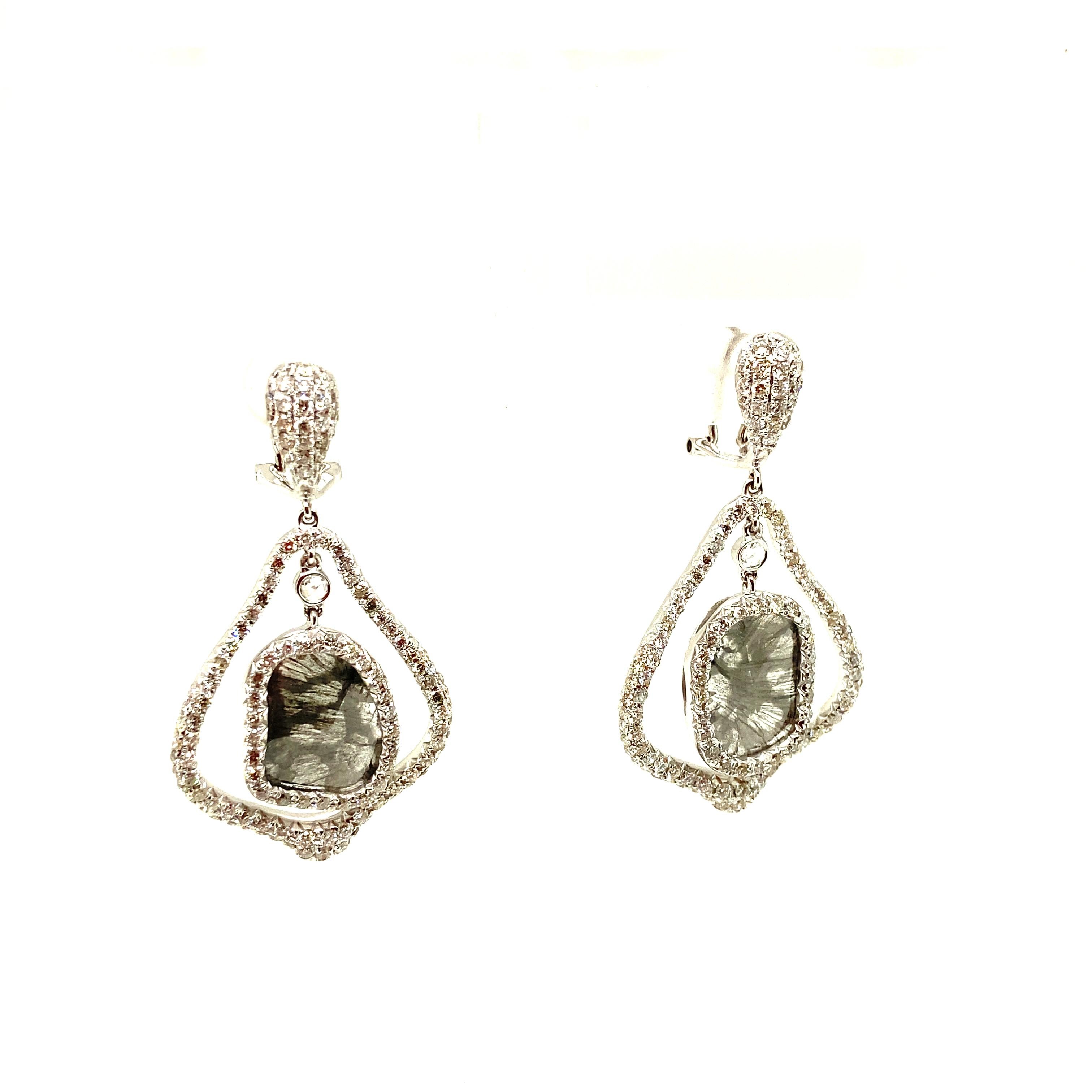 Natural Coloured Diamond and Diamond White Gold Earrings In New Condition For Sale In Hong Kong, HK