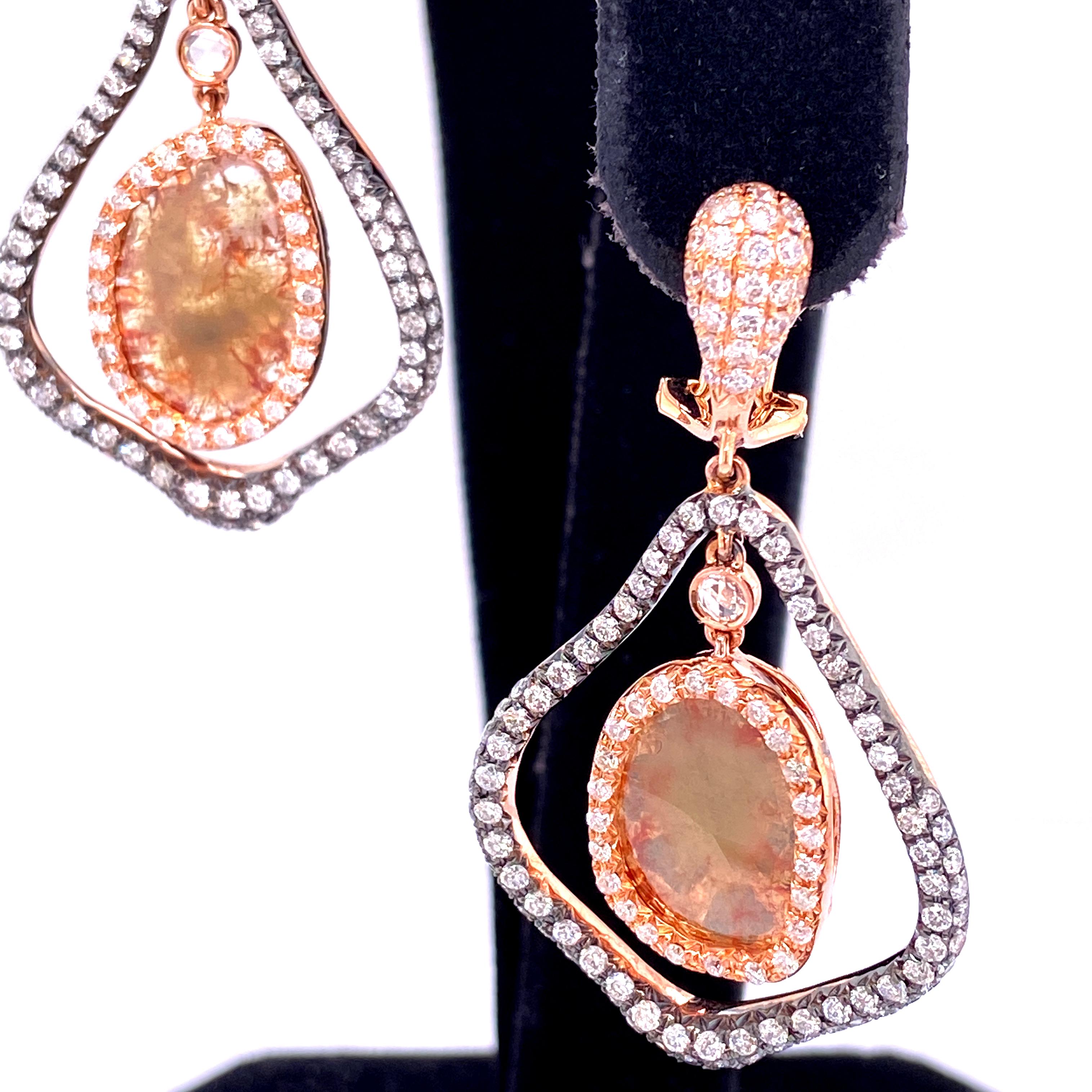Gelbgold-Ohrringe mit natürlichen farbigen Diamanten und weißen Diamanten (Zeitgenössisch) im Angebot