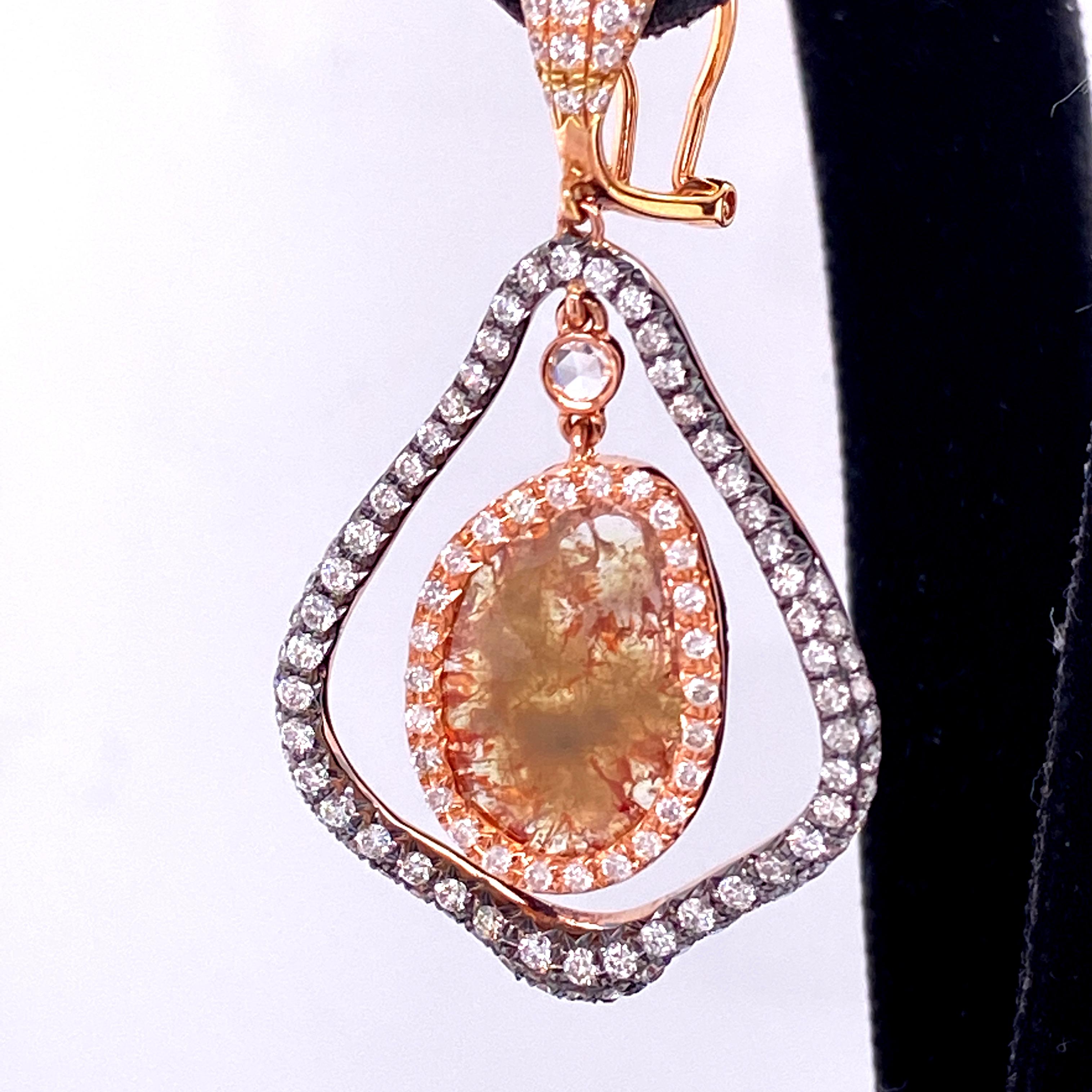 Gelbgold-Ohrringe mit natürlichen farbigen Diamanten und weißen Diamanten (Rundschliff) im Angebot