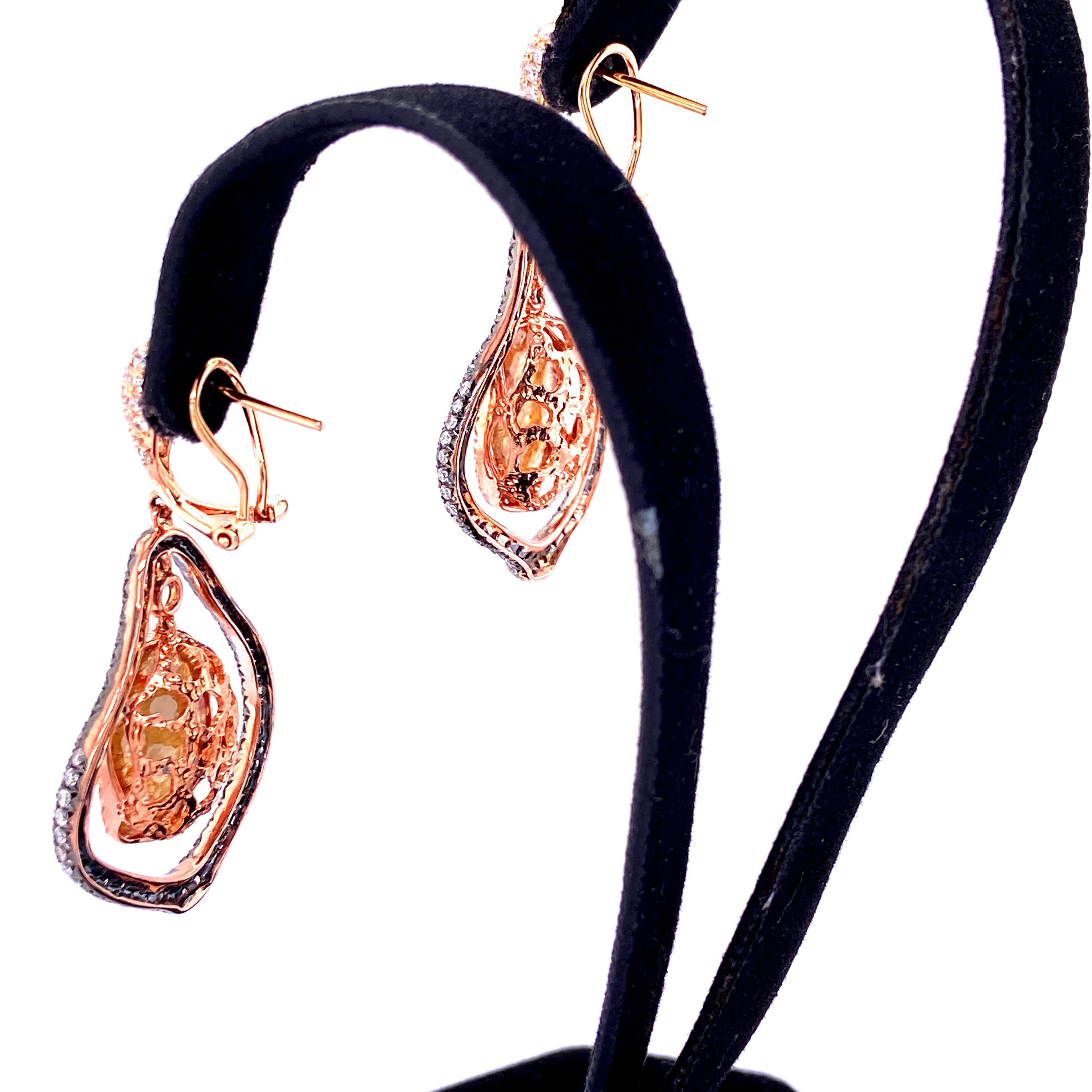 Gelbgold-Ohrringe mit natürlichen farbigen Diamanten und weißen Diamanten im Angebot 1