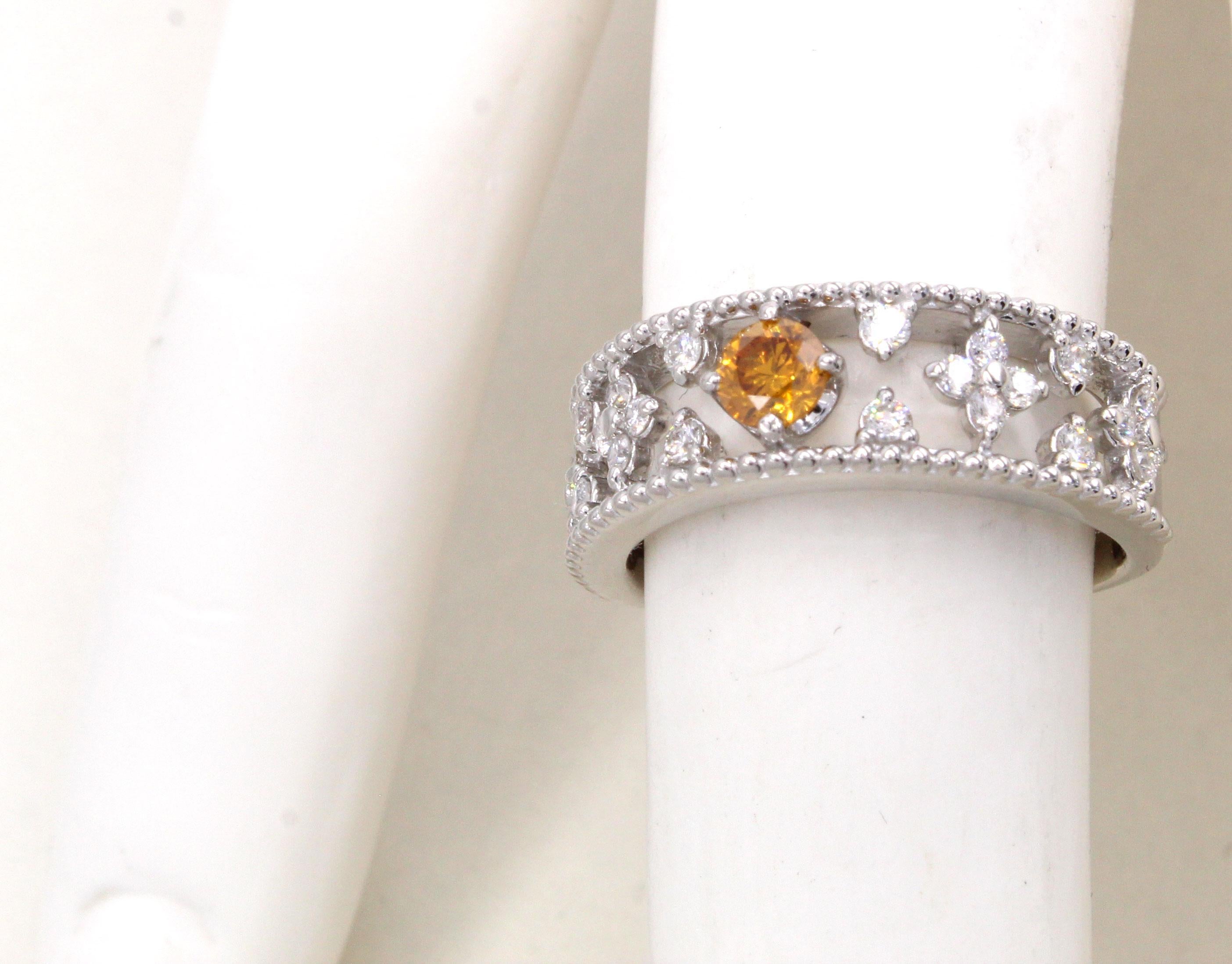 Natürlicher tiefgelb-oranger Diamant Ewigkeitsring mit natürlichem Fancy-Diamant (Rundschliff) im Angebot