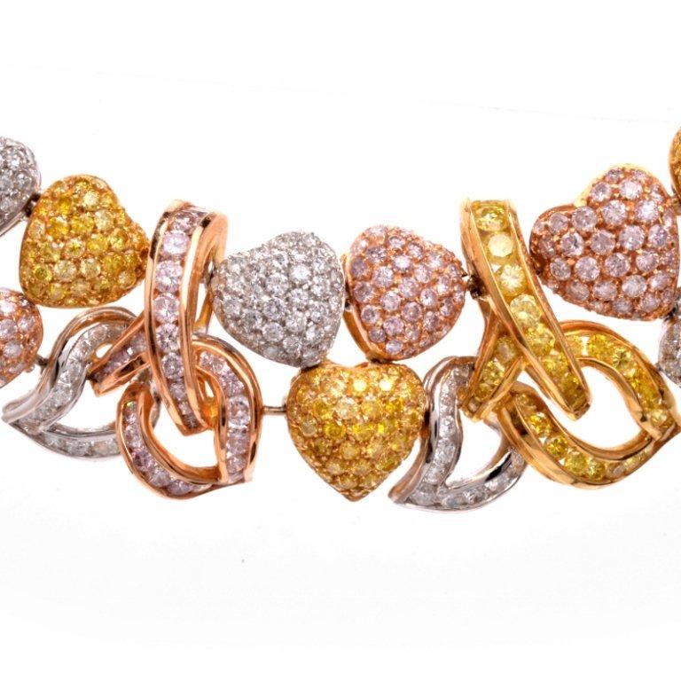 Ornez votre cou de ce collier en forme de cœur en diamant, glamour et exquis. Finement réalisé en or jaune, blanc et rose 18 carats, ce collier présente un motif en forme de cœur rehaussé d'environ 290 diamants ronds de 4,50 ct de couleur G-H et de