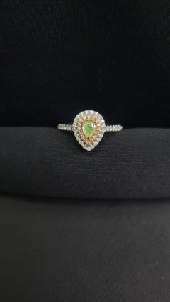 Anillo de diamante verde fantasía natural