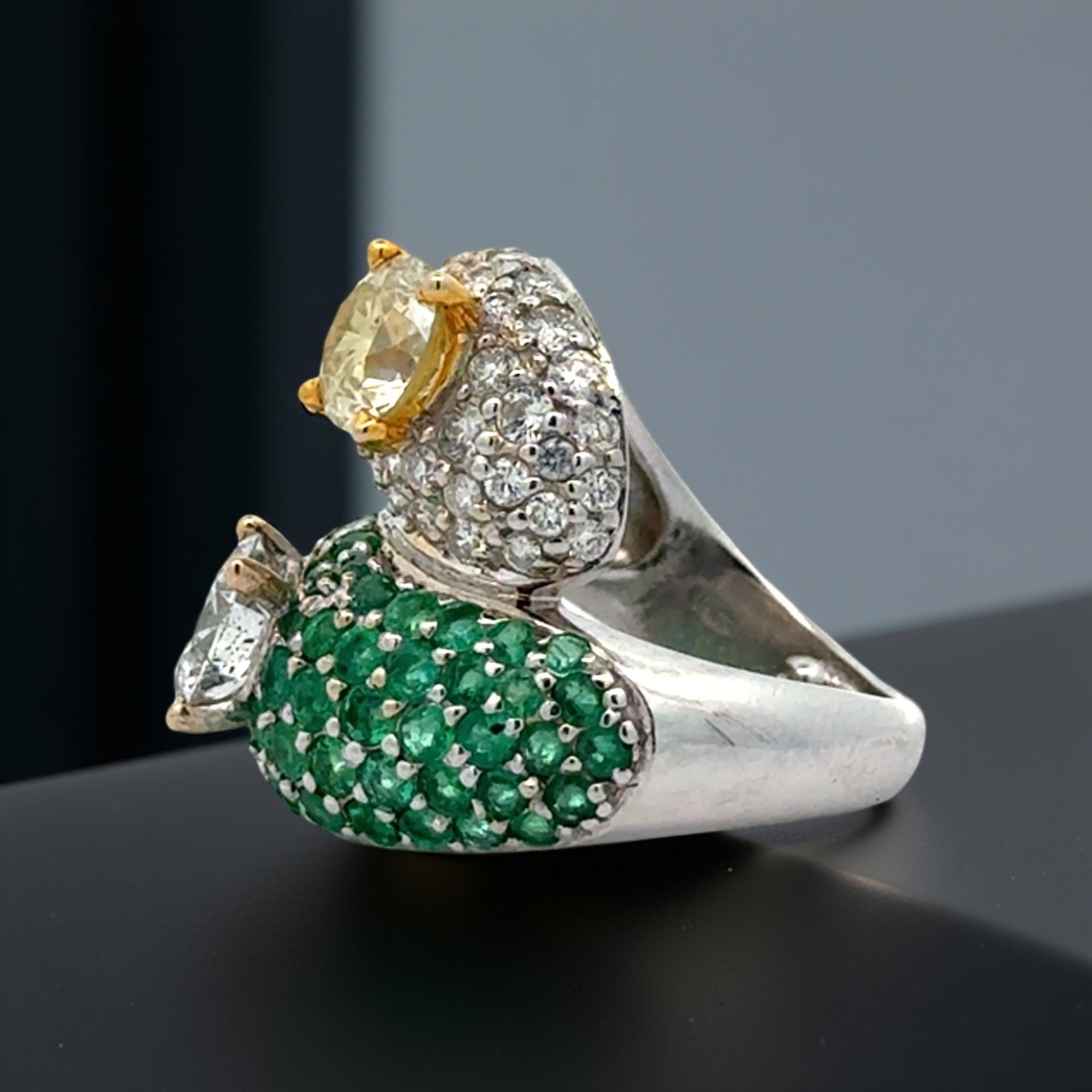 Moderne Bague de contournement en diamant jaune et blanc de couleur naturelle verte, émeraude (rapport GIA) en vente