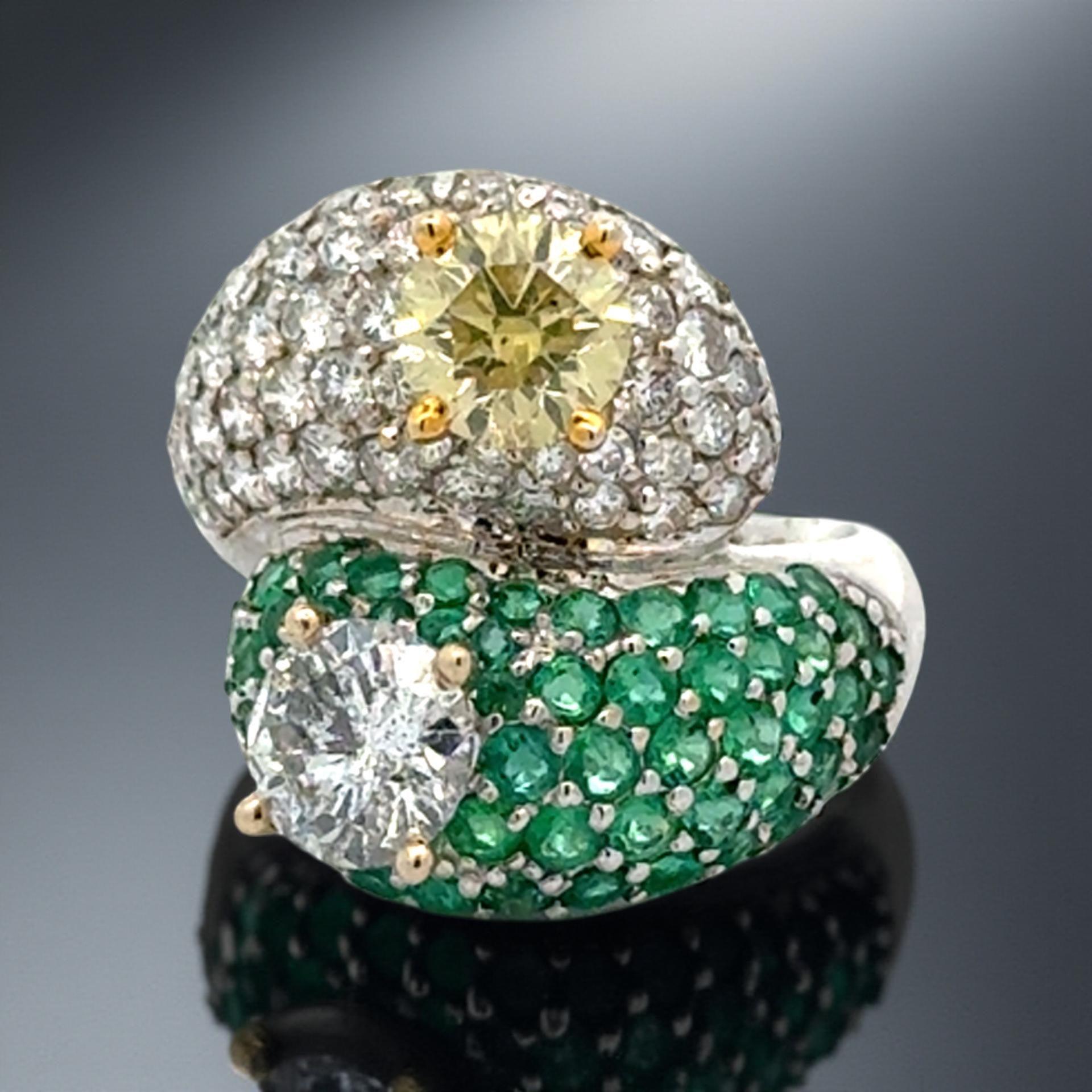 Taille ronde Bague de contournement en diamant jaune et blanc de couleur naturelle verte, émeraude (rapport GIA) en vente
