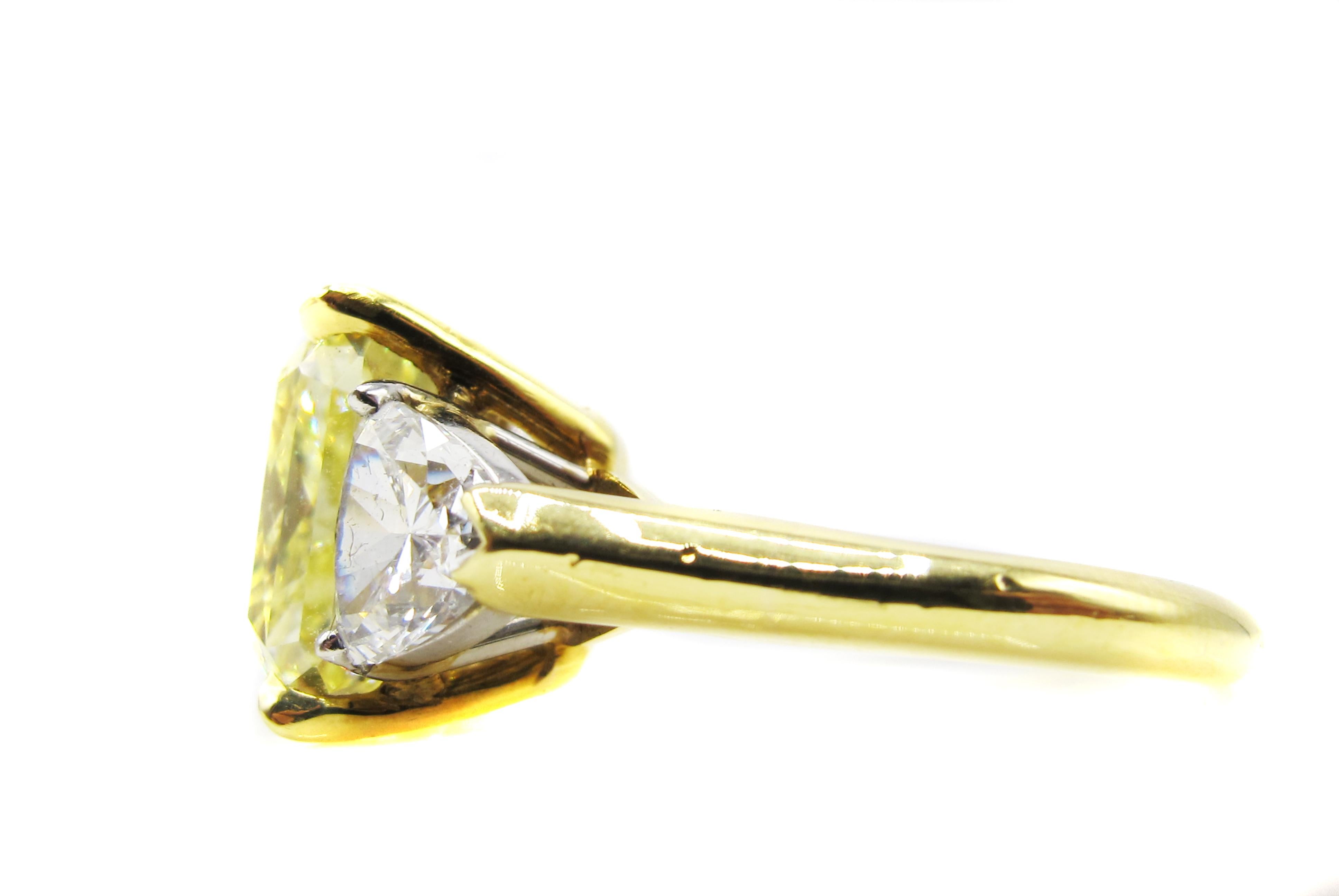 Erstaunlicher zitronengelber natürlicher, intensiv gelber Diamant  Ring in einer handgefertigten Fassung aus 18 Karat Gelbgold und Platin. Der extrem gut geschliffene Radiant hat eine außergewöhnliche Ausdehnung und wirkt größer als Steine gleicher