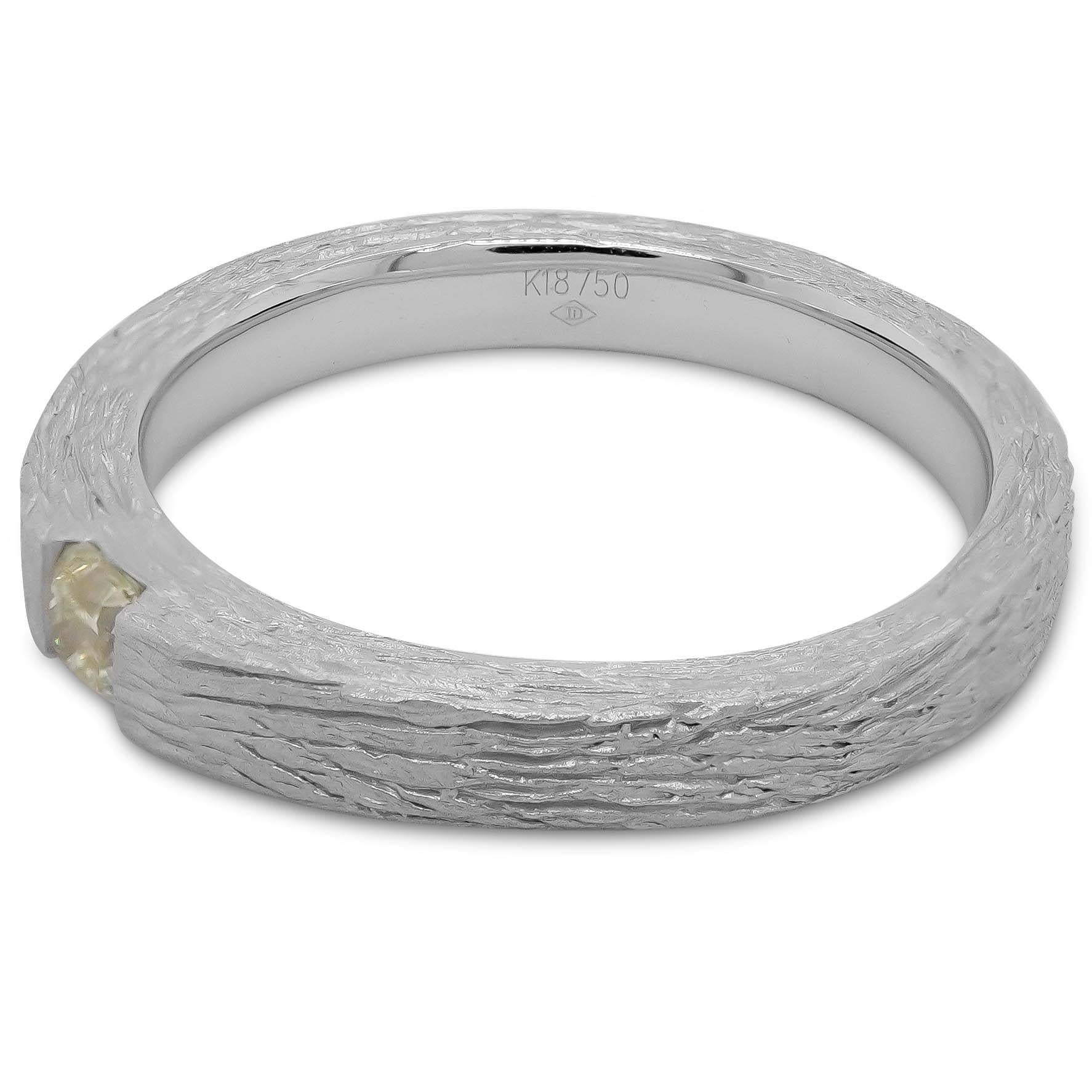 Un diamant de couleur naturelle intense et saturée pesant 0,16 carats est serti dans cette magnifique bague en or blanc 18 carats de fabrication italienne à finition mate. Les détails de la pierre centrale sont mentionnés ci-dessous :
Couleur :