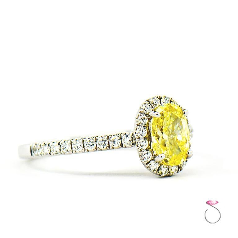Moderne Bague en or blanc 14 carats avec diamant jaune intense de fantaisie naturel de 1,01 carat poids total (1,30 carat) Le GIA en vente
