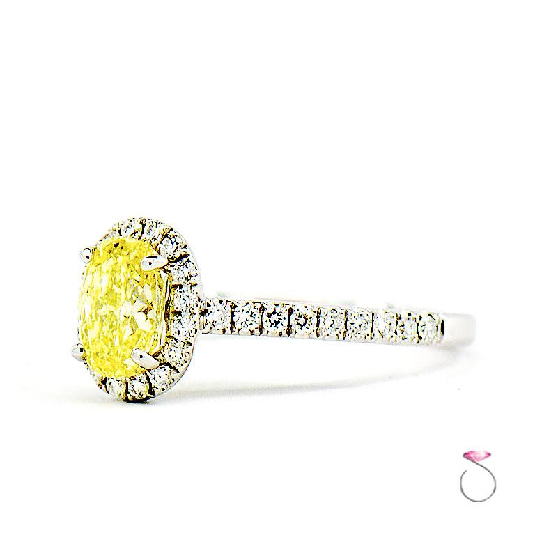 Taille ovale Bague en or blanc 14 carats avec diamant jaune intense de fantaisie naturel de 1,01 carat poids total (1,30 carat) Le GIA en vente