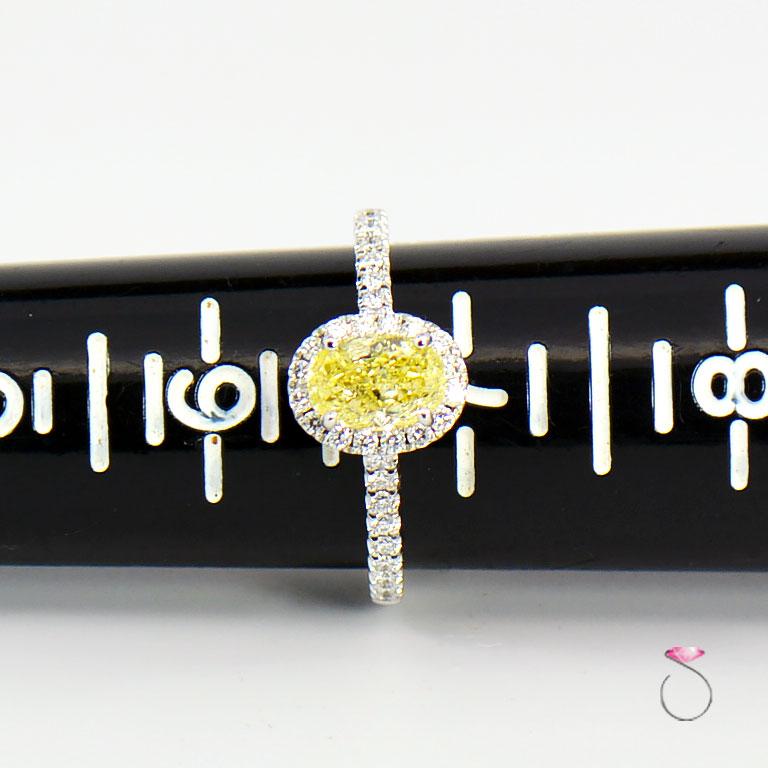 Bague en or blanc 14 carats avec diamant jaune intense de fantaisie naturel de 1,01 carat poids total (1,30 carat) Le GIA en vente 2