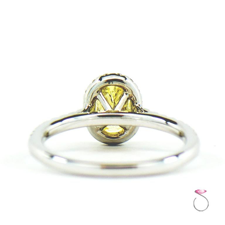 Bague en or blanc 14 carats avec diamant jaune intense de fantaisie naturel de 1,01 carat poids total (1,30 carat) Le GIA en vente 3