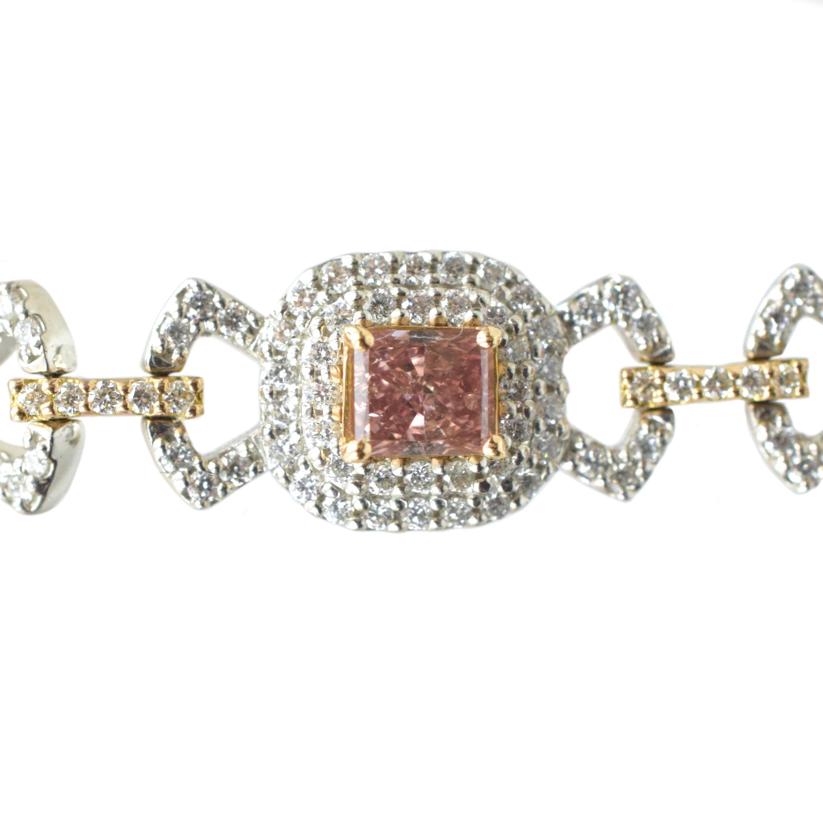 Ausgefallenes Rosa  und weißes Diamantarmband.
Besetzt mit acht pinkfarbenen, rechteckigen, quadratischen und kissenförmigen Diamanten im modifizierten Brillantschliff in intensivem Rosa, intensivem Orangerosa und intensivem Orangerosa mit einem