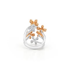 Anillo de Cóctel Floral de Diamante Rosa Fantasía Natural y Diamante Blanco en Oro de 18 K