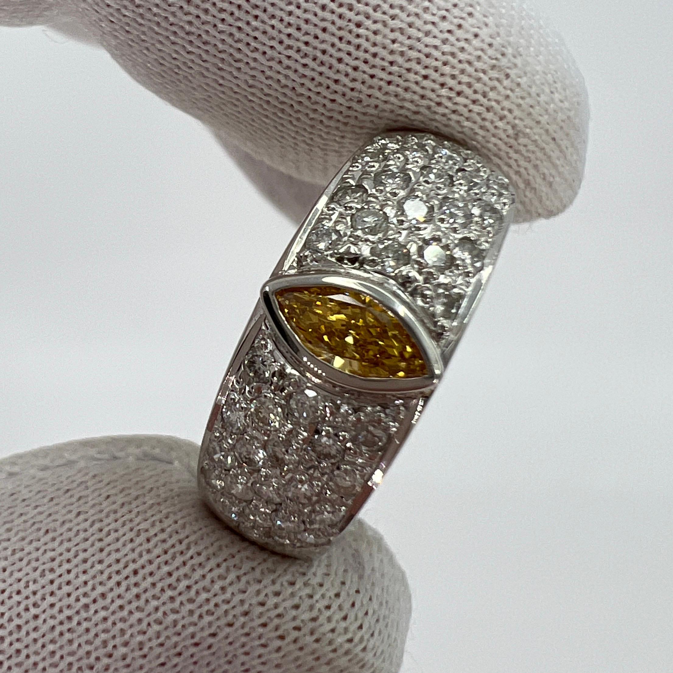 Bague en platine avec marquise et diamant blanc pavé de couleur orange vif.

Superbe diamant non traité de 0,18 carat de couleur jaune orange vif, serti dans une magnifique bague en platine. Accentué par 0,44ct de diamants blancs sertis en pavé.

Ce