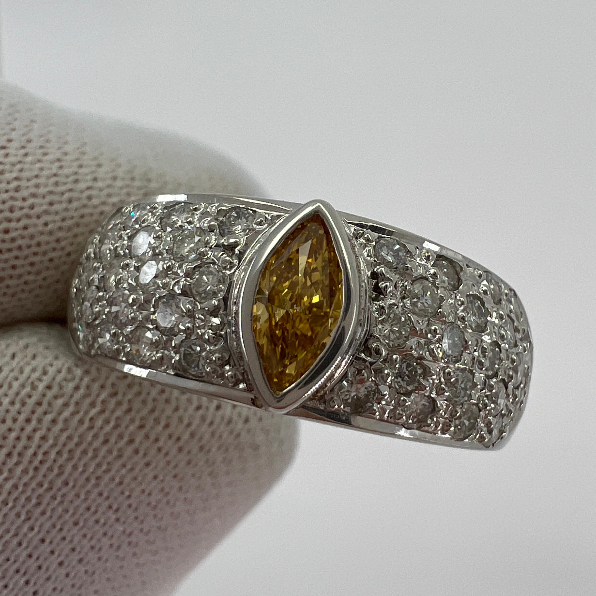 Taille Marquise Nature Vivid Diamonds en platine avec pavé, taille en Marquise en vente