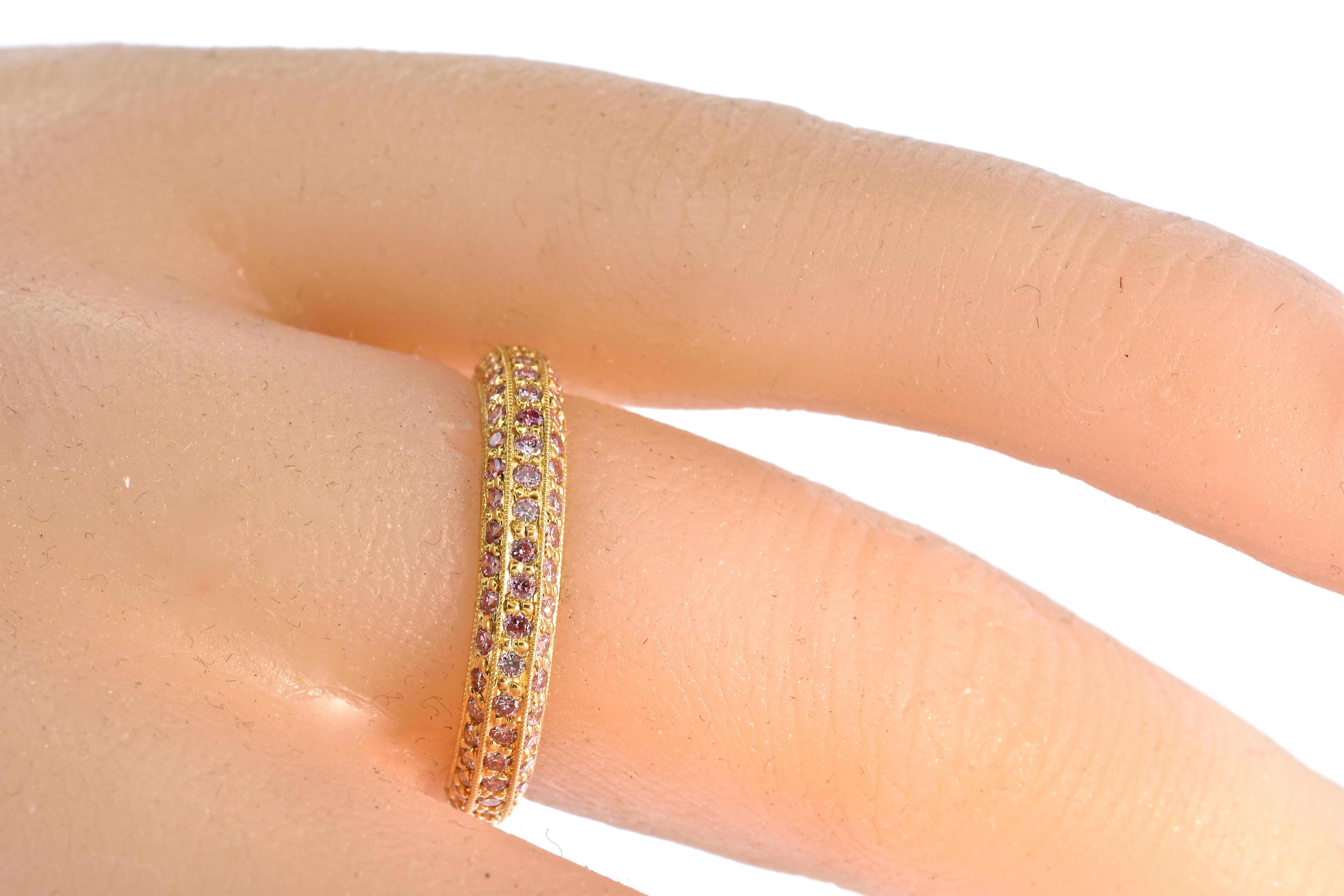 Fancy lebendige natürliche aus der Erde rosa Diamantband von drei Reihen, mit 136 Diamanten - alle gut aufeinander abgestimmt und gut geschliffen. Es ist schätzungsweise 1,20 cts Diese neue 18K Goldband ist eine Größe 7,5. Die Diamanten haben eine