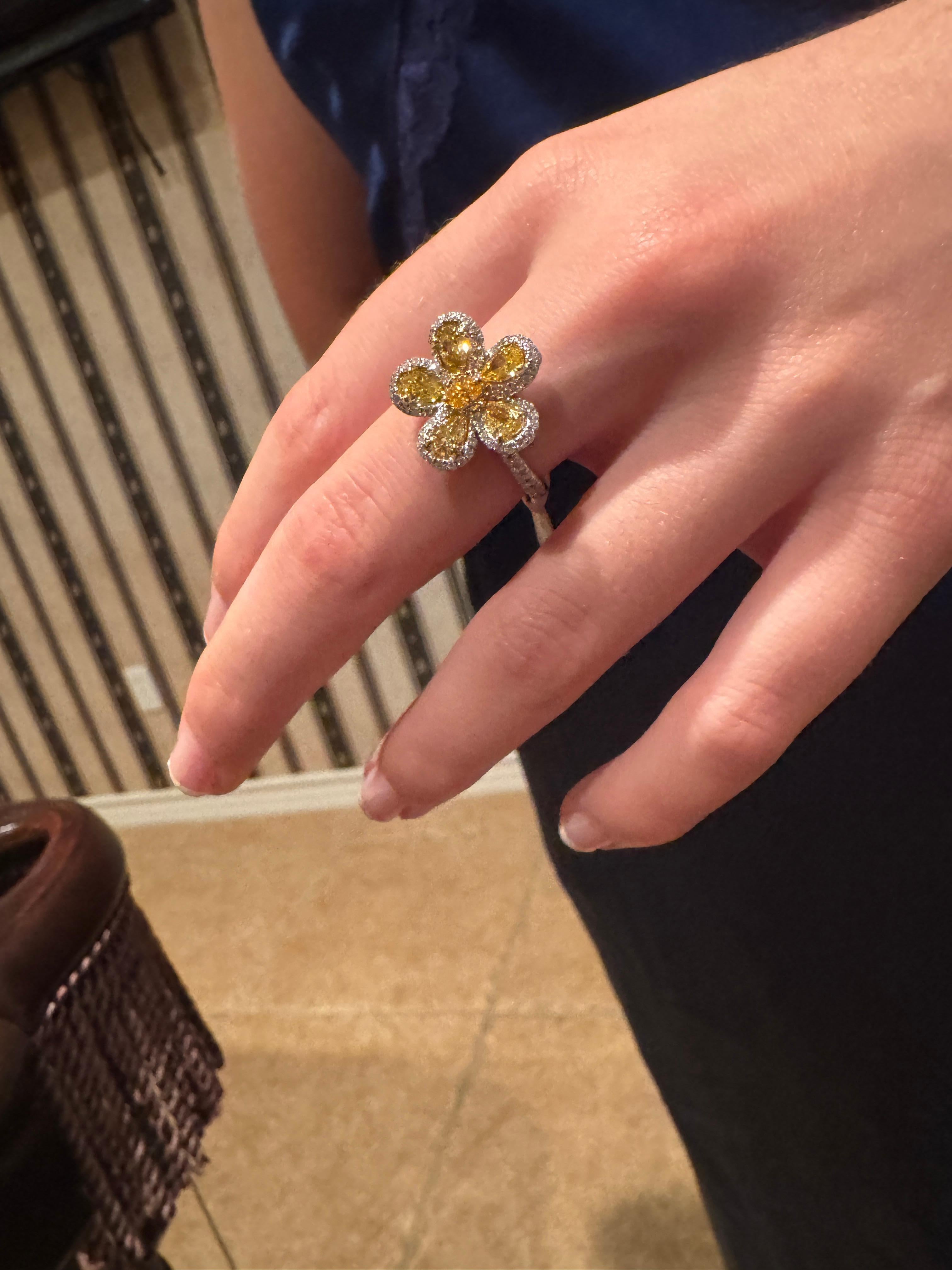 Taille poire Bague cocktail en or 18k avec fleur et motif en diamant de couleur naturelle jaune et orange en vente