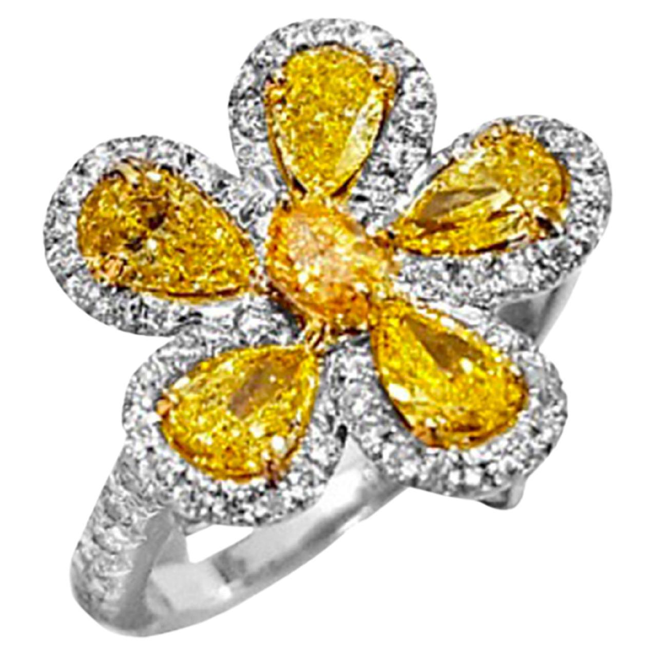Bague cocktail en or 18k avec fleur et motif en diamant de couleur naturelle jaune et orange en vente
