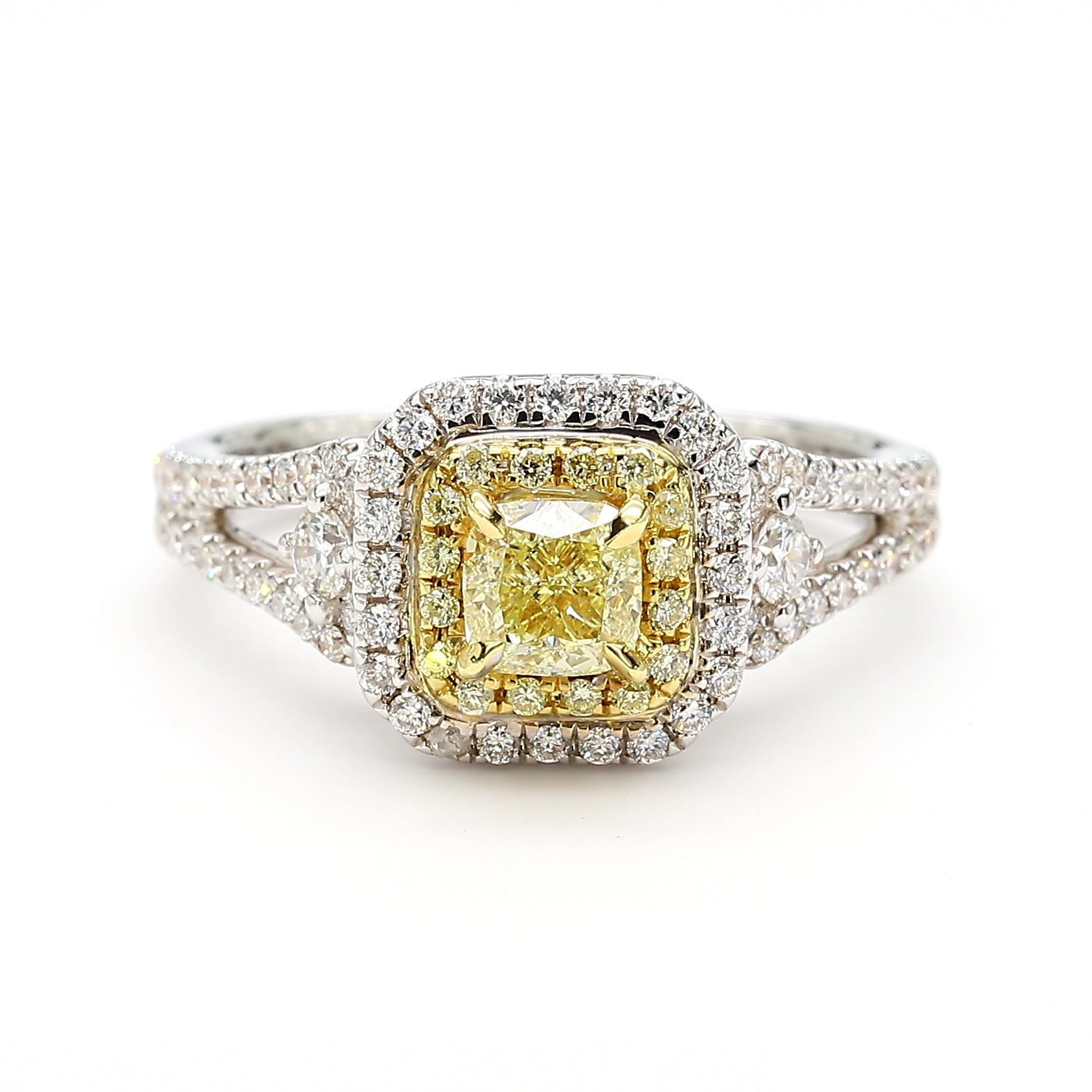 Natural Fancy Yellow Cushion Diamond 1.01 Carat TW Gold Cocktail Ring Contemporáneo en venta