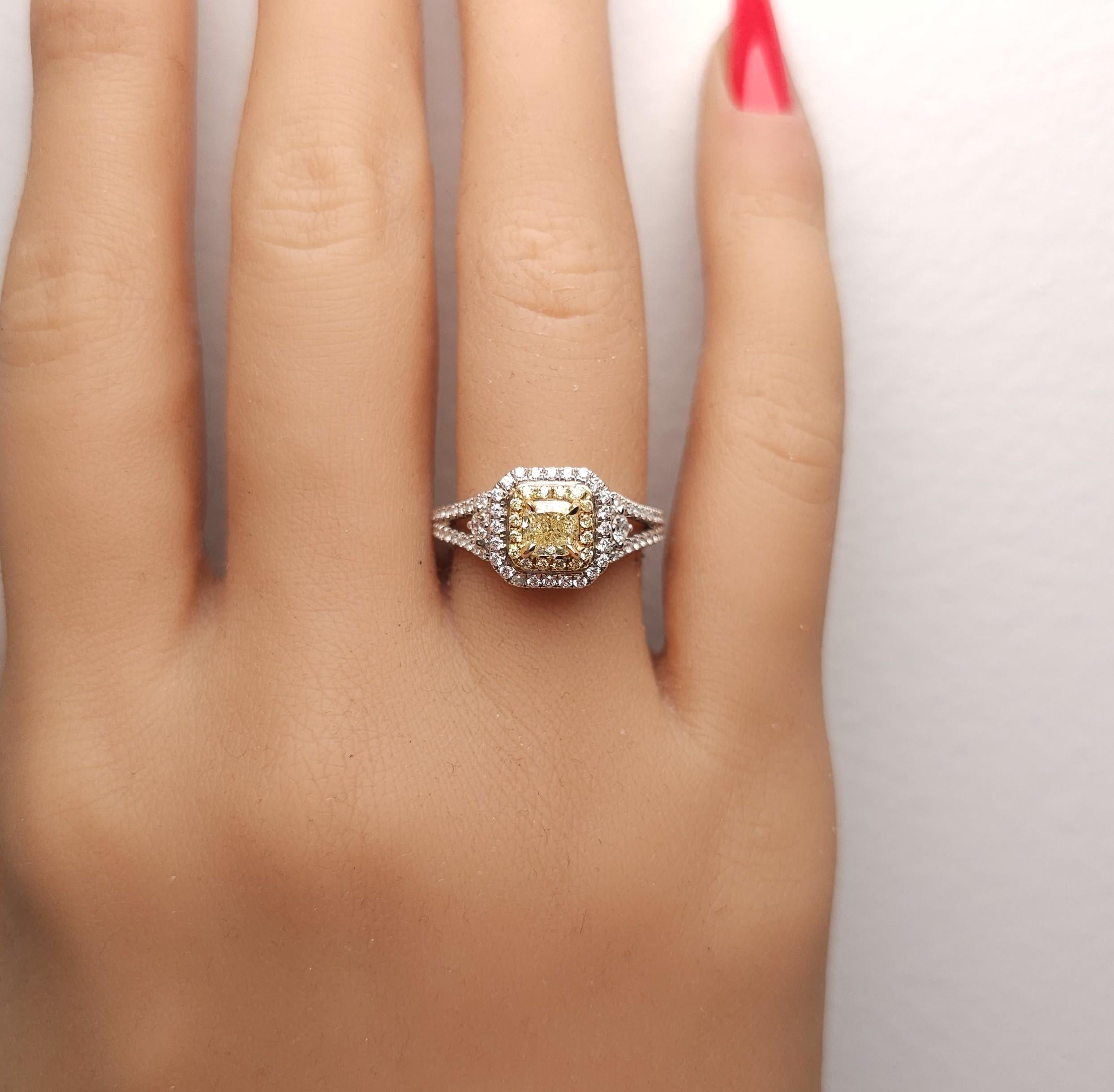 Natural Fancy Yellow Cushion Diamond 1.01 Carat TW Gold Cocktail Ring en Nuevo estado para la venta en New York, NY